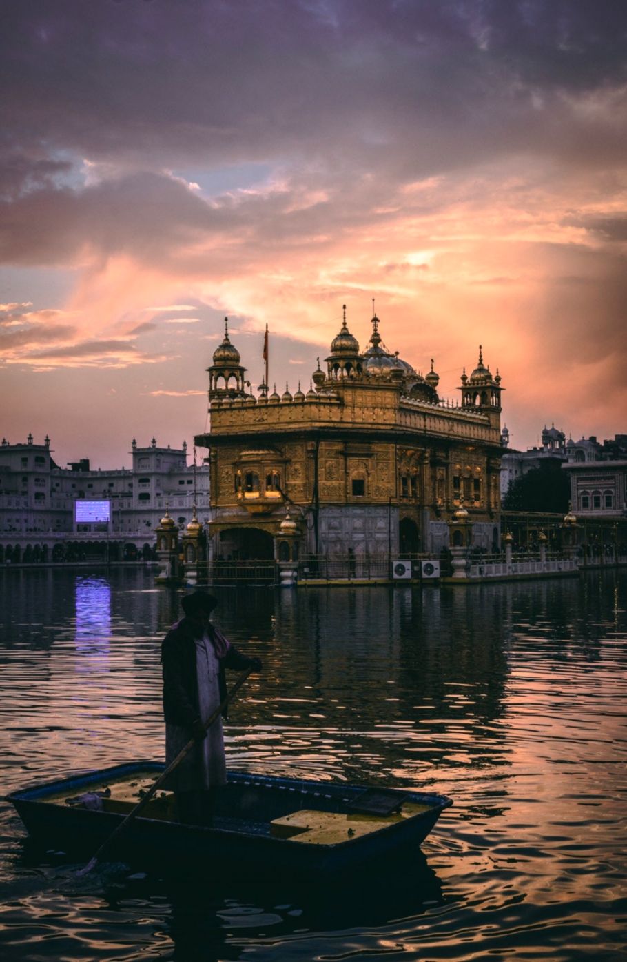 Golden Temple Road Amritsar India Pictures Download - Golden Temple Hd Wallpaper For Iphone , HD Wallpaper & Backgrounds