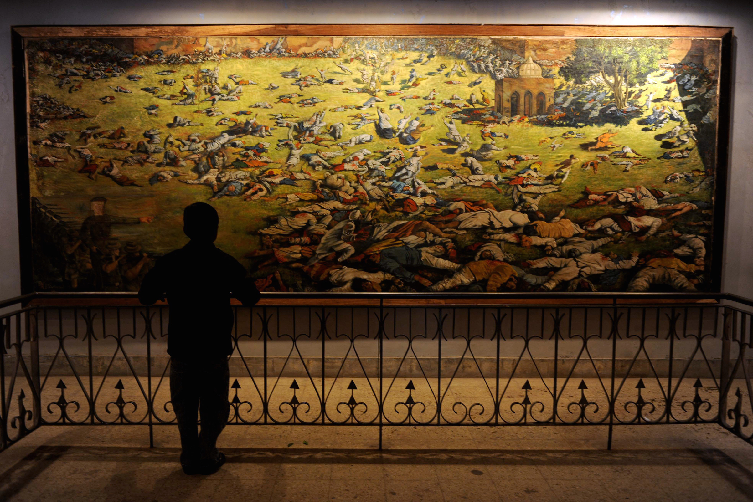 A Young Visitor Looks At A Painting Depicting The Amritsar - Amritsar Massacre Painting , HD Wallpaper & Backgrounds