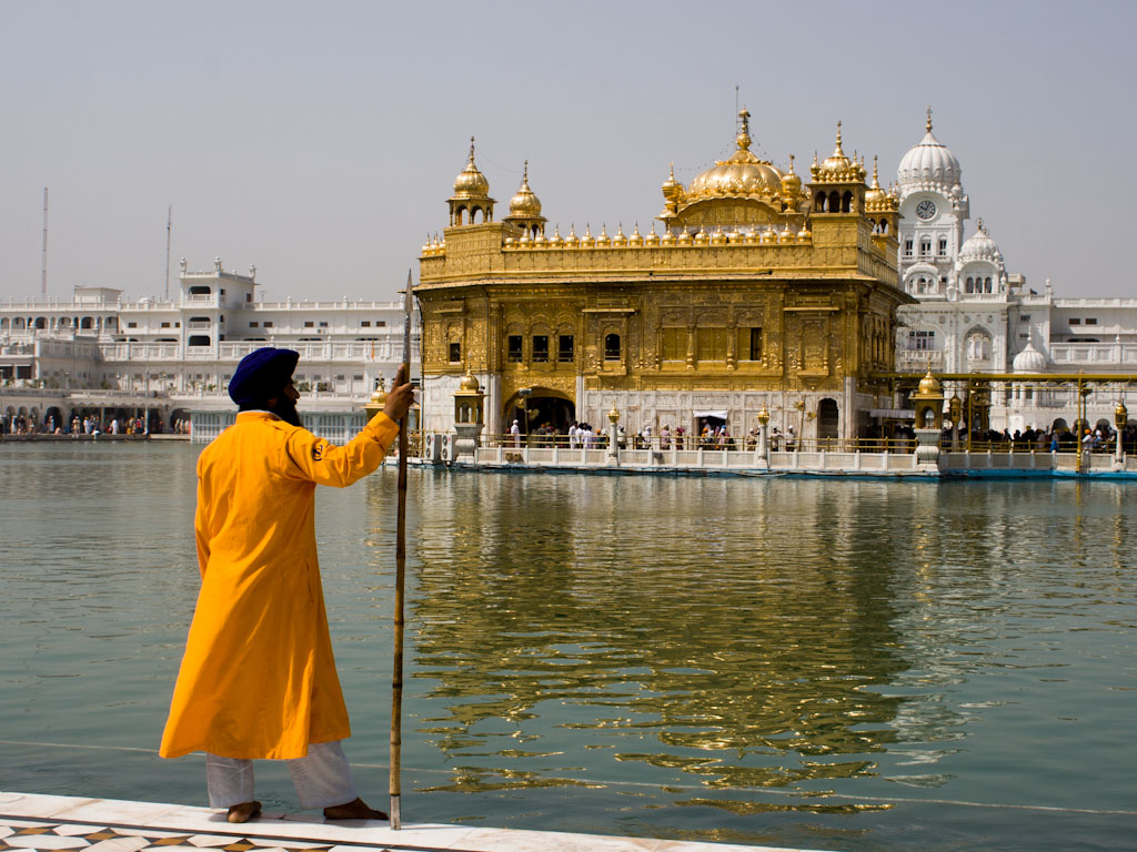 Amritsar Punjab India Golden Temple M Sikh Man In Traditional - Golden Temple , HD Wallpaper & Backgrounds