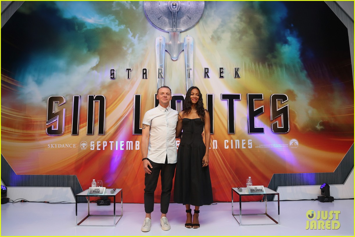 Zoe Saldana Teams Up With Simon Pegg To Premiere 'star - Stage , HD Wallpaper & Backgrounds