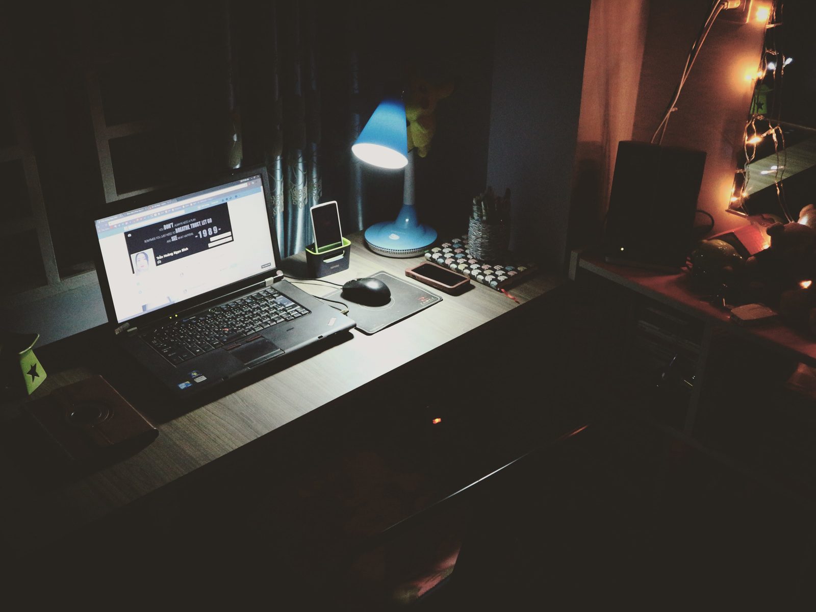 Computer Laptop Desk Light Lamp Dark Room Fa - Ui Ux Designer Desk , HD Wallpaper & Backgrounds