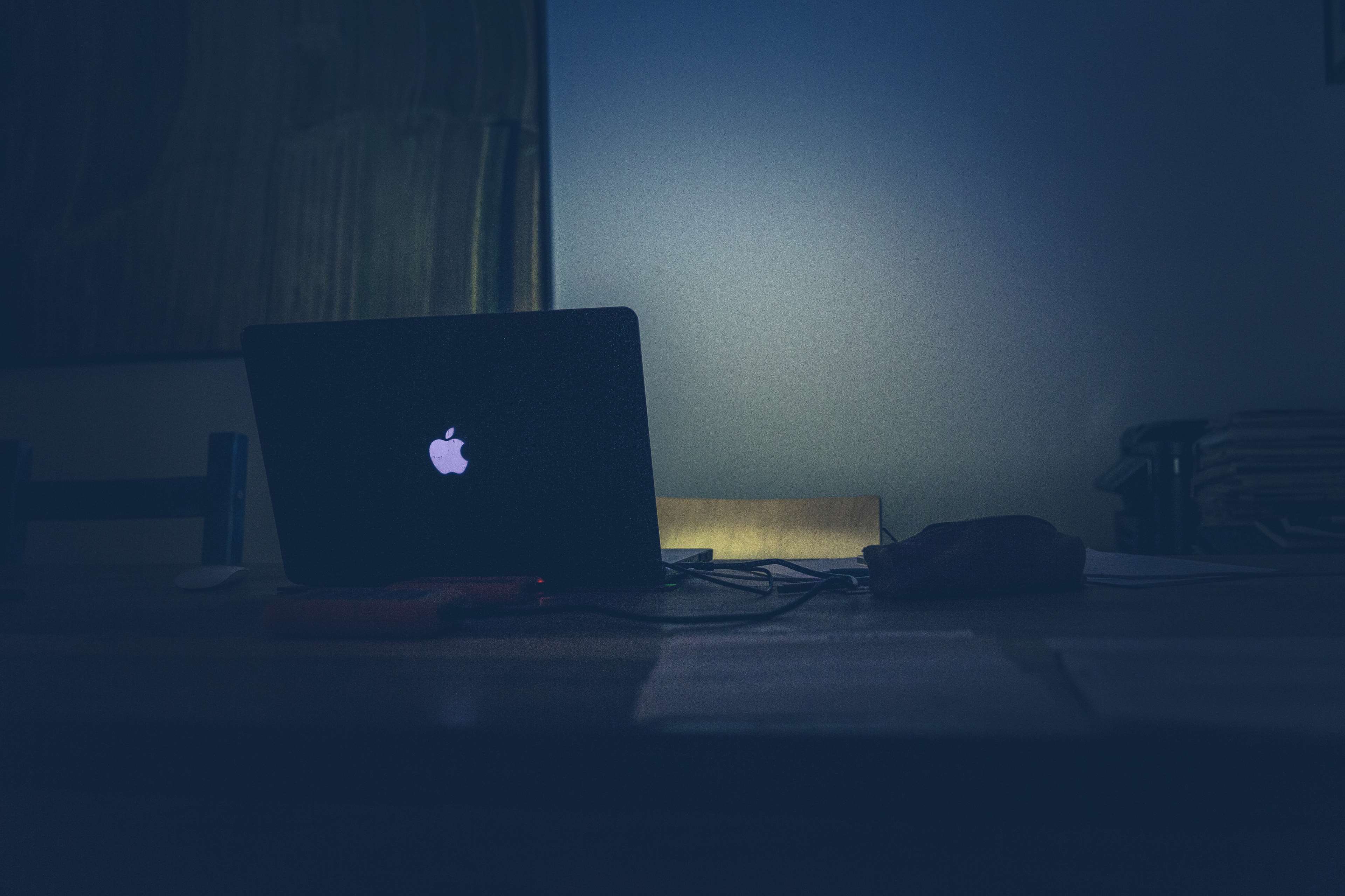 Dark, Desk, Laptop, Macbook, Room, Table, Technology, - Desk With Laptop Dark , HD Wallpaper & Backgrounds