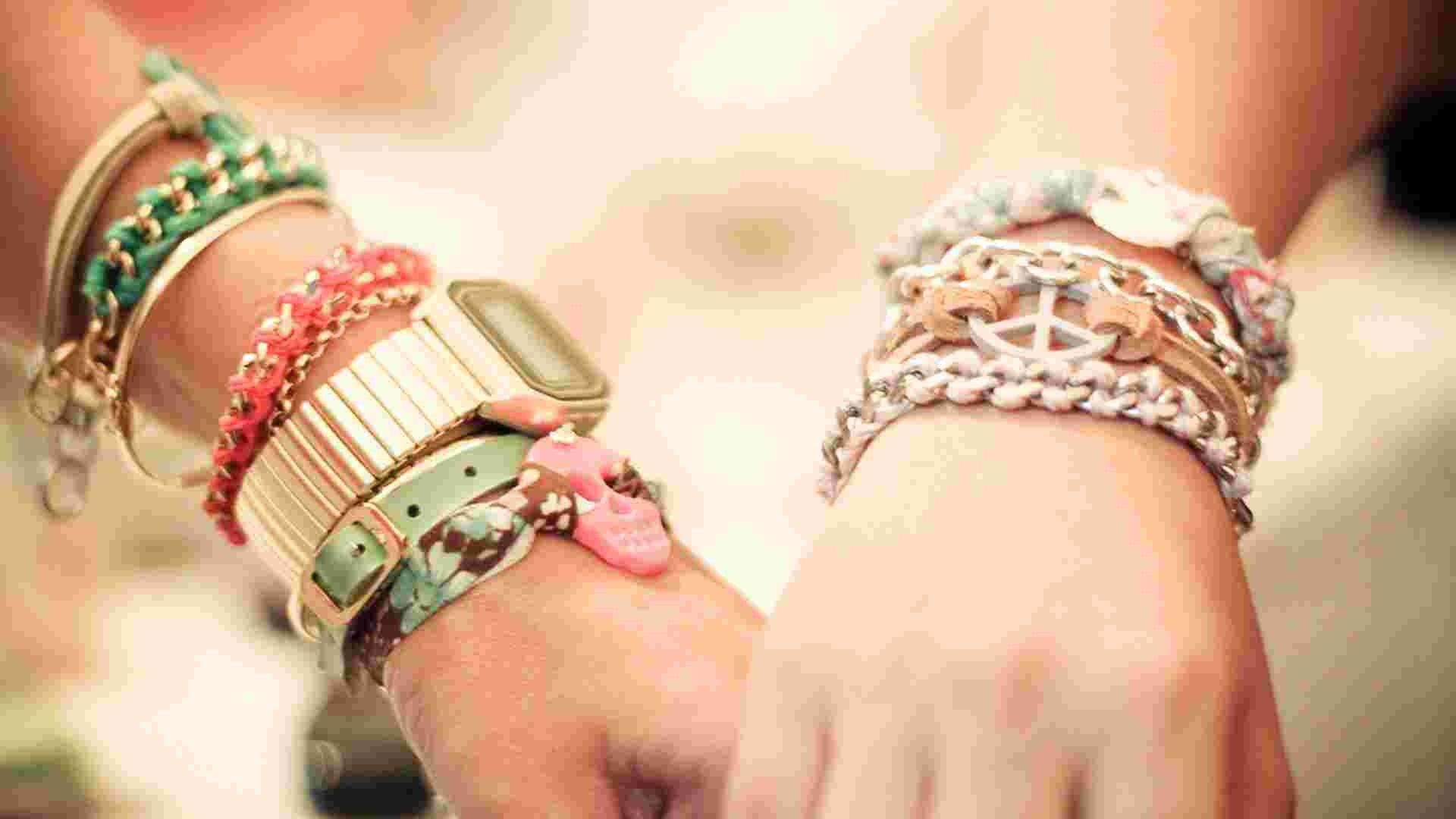 Friendship Bracelet Wallpaper - Friendship Bands In Hands , HD Wallpaper & Backgrounds