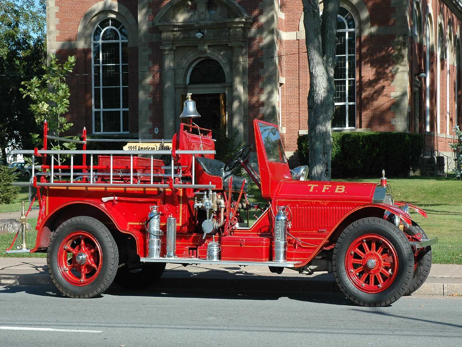 Fire Truck Pictures - Old Fire Truck Car , HD Wallpaper & Backgrounds