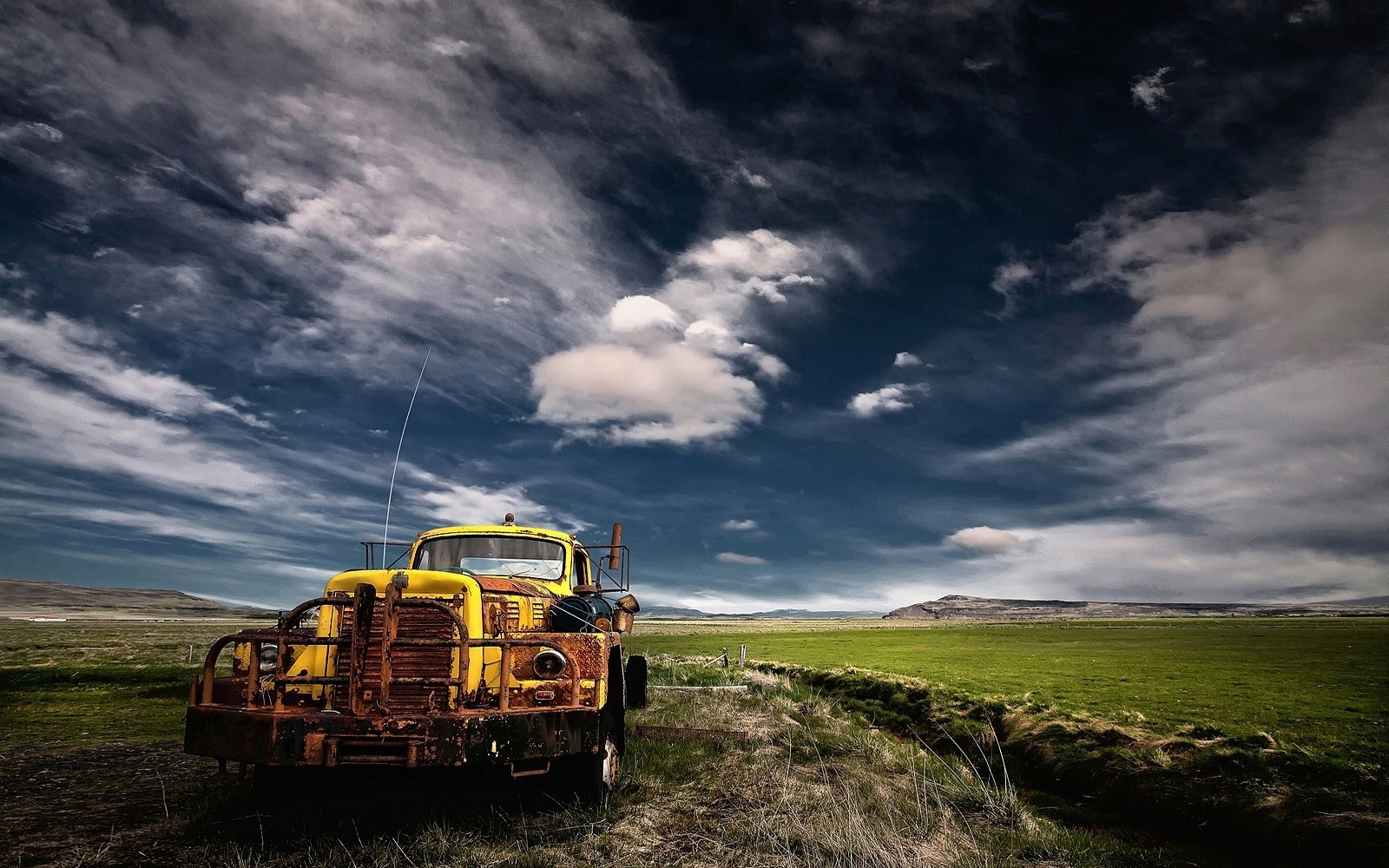 Landscape, Nature, Mist, Old, Trucks, Clouds, Field, - Old Trucks In Field , HD Wallpaper & Backgrounds