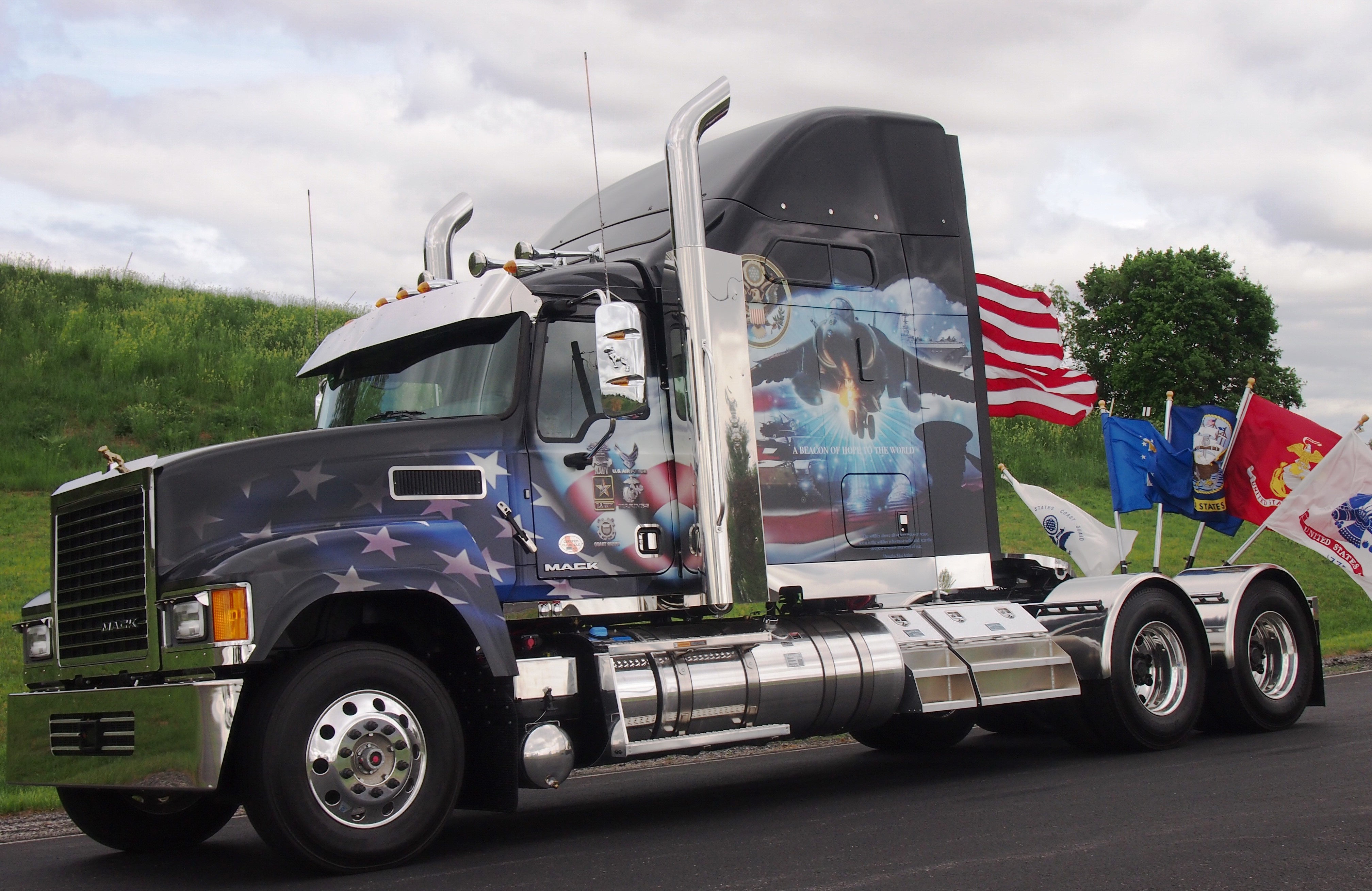 Mack Employees Honor Fallen Military Heroes Through - Memorial Day Truck , HD Wallpaper & Backgrounds