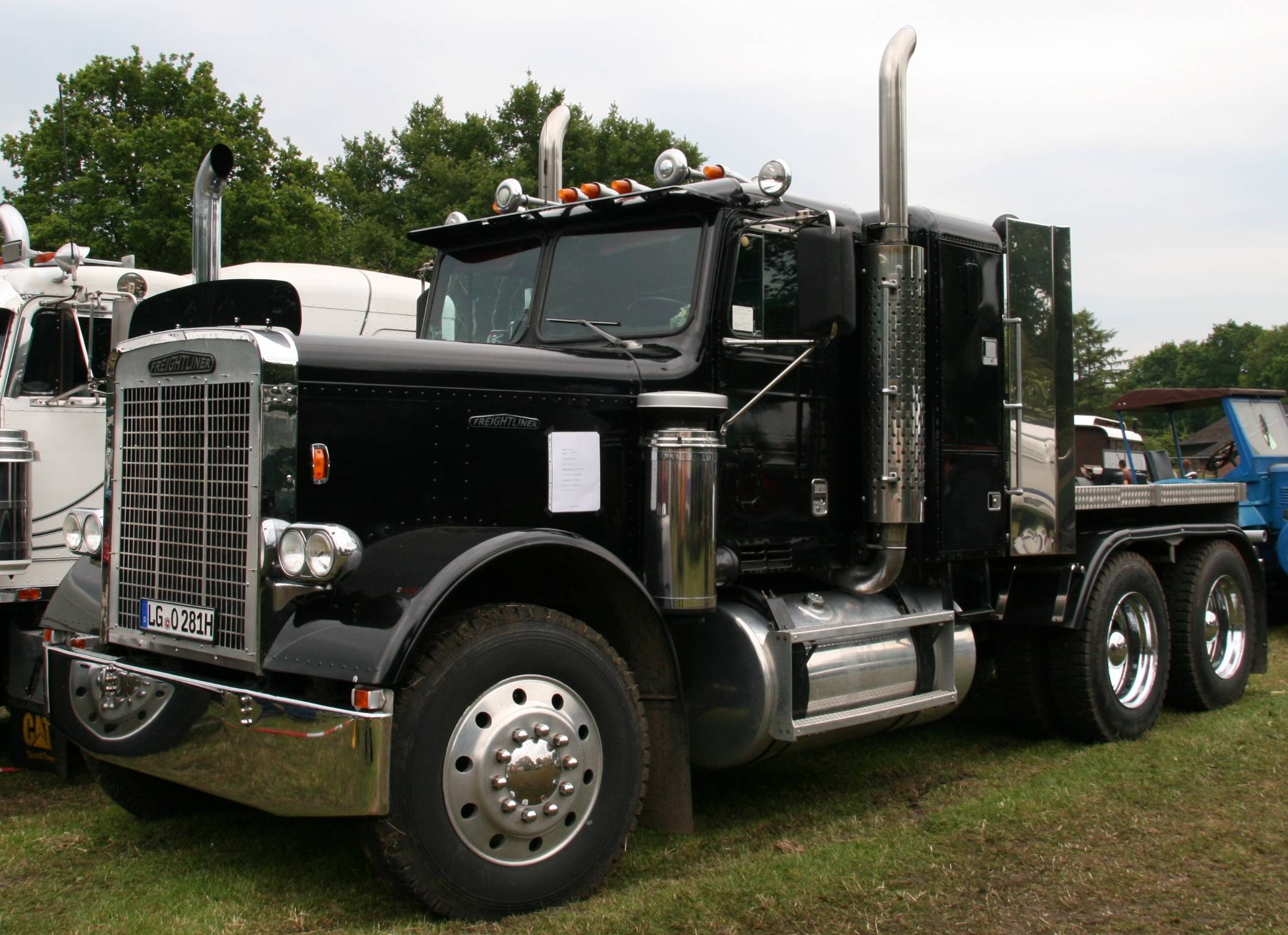 Semi Truck Wallpapers - Freightliner That Looks Like Peterbilt , HD Wallpaper & Backgrounds