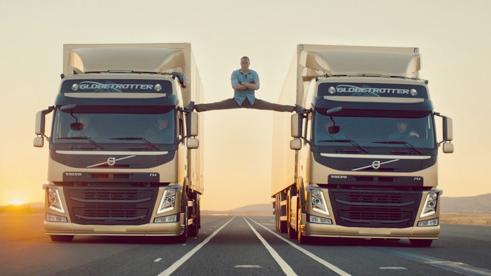 Jean Claude Van Damme Performs A Stunt On 2 Trucks - Jean Claude Van Damme Volvo , HD Wallpaper & Backgrounds