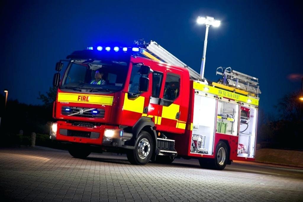 Awesome Fire Truck Wall Paper B8427319 Fire Engine - Volvo Fl Crew Cab , HD Wallpaper & Backgrounds