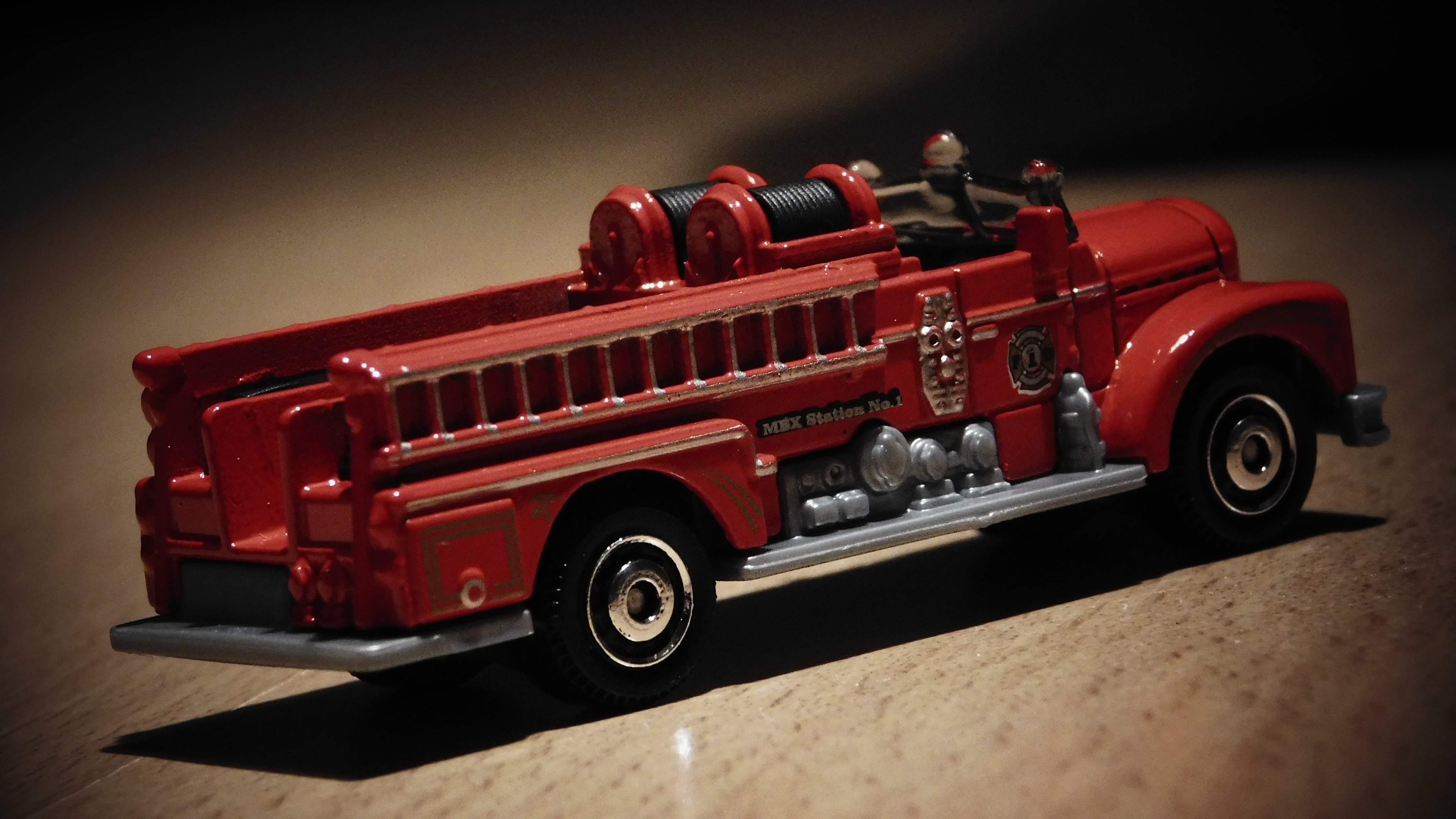 Red Vintage Fire Truck Scale Diecast - Mobil Mainan Pemadam Kebakaran , HD Wallpaper & Backgrounds