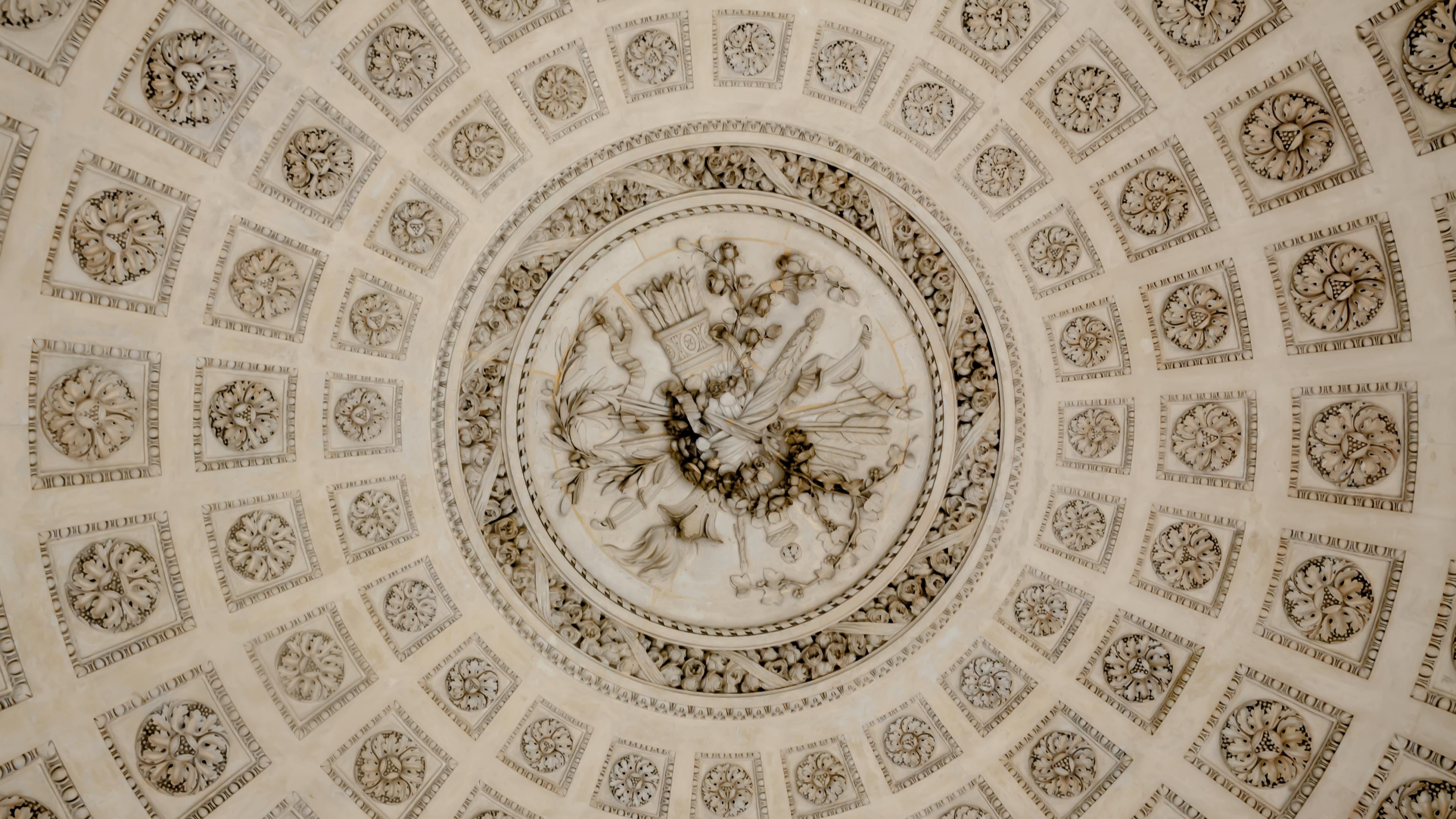3840x2160 Classical Decorative Concentric Ceiling Palace Of