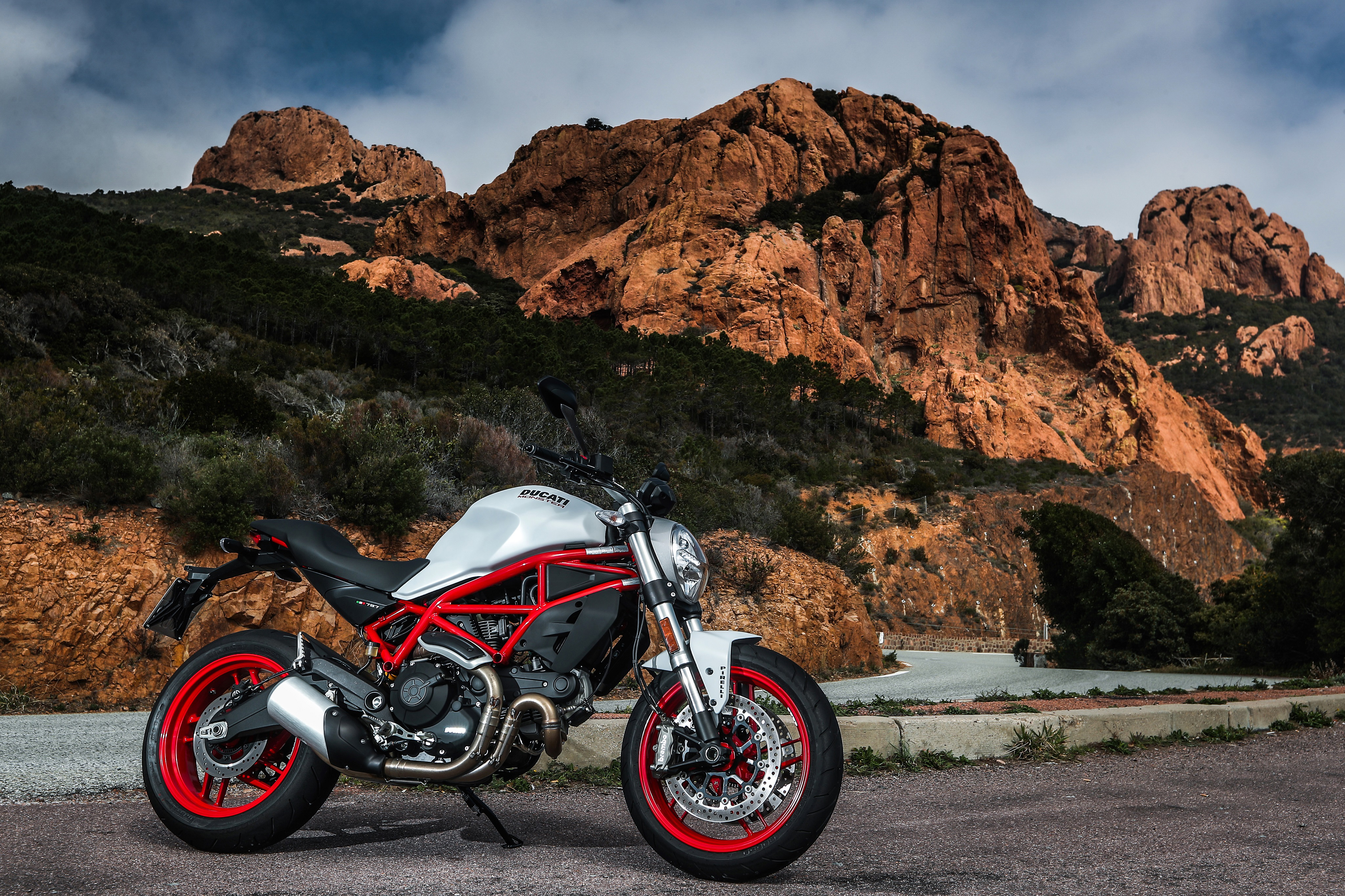 Ducati Monster 4k Ultra Hd Wallpaper - Massif De L'esterel , HD Wallpaper & Backgrounds