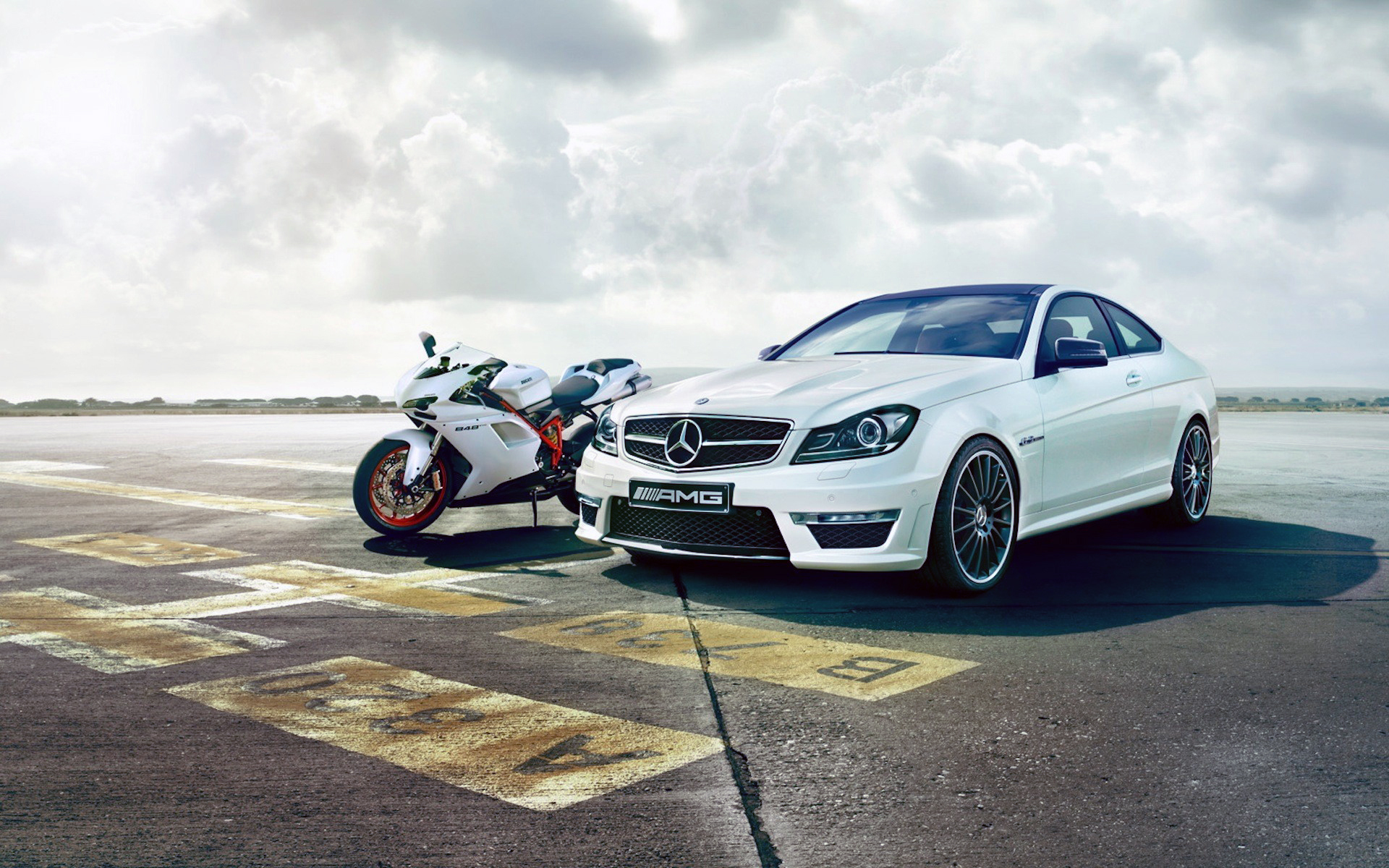 White Mercedes Amg And Ducati Photograph - Carro E Moto , HD Wallpaper & Backgrounds