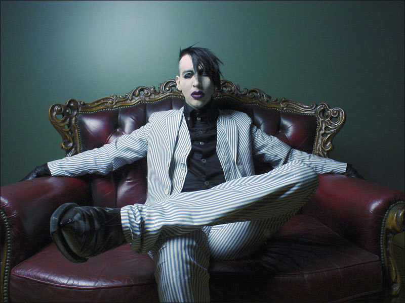 Pictures Marilyn Manson Music - Marilyn Manson Sitting , HD Wallpaper & Backgrounds
