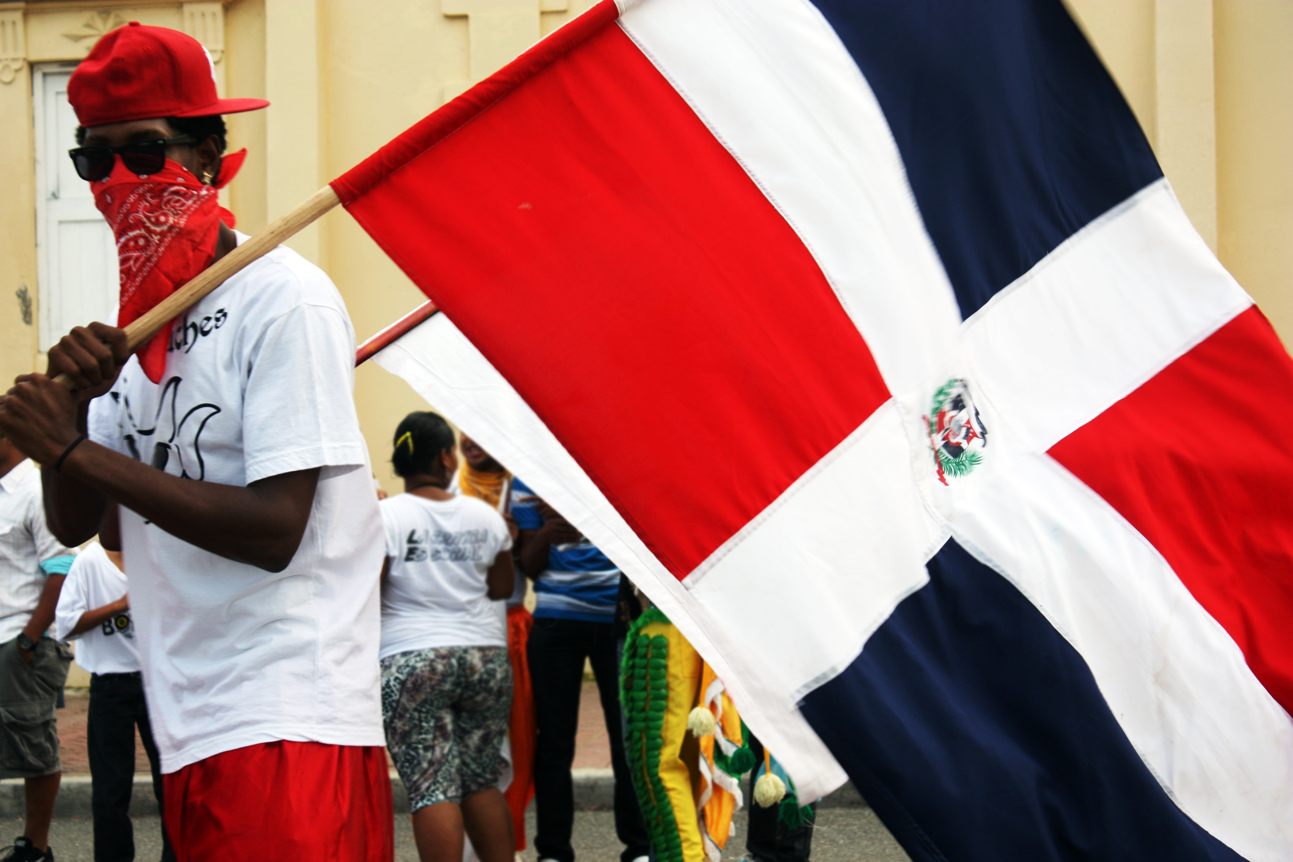 Dominican People Burning Down Haitian Flag - Persona Con Bandera De Republica Dominicana , HD Wallpaper & Backgrounds