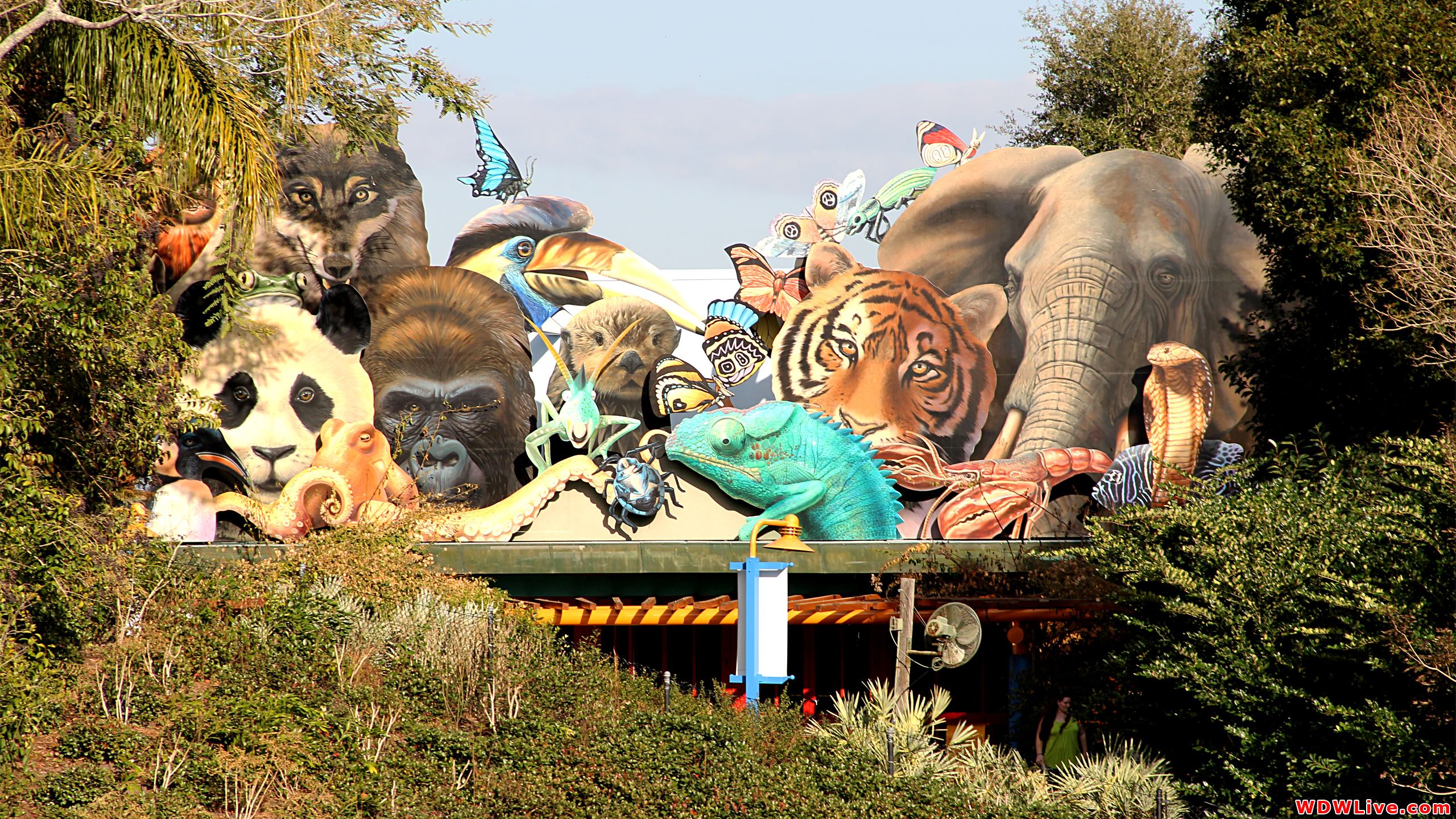 Large Animal Cutouts Overlook The Entrance - Disney's Animal Kingdom , HD Wallpaper & Backgrounds