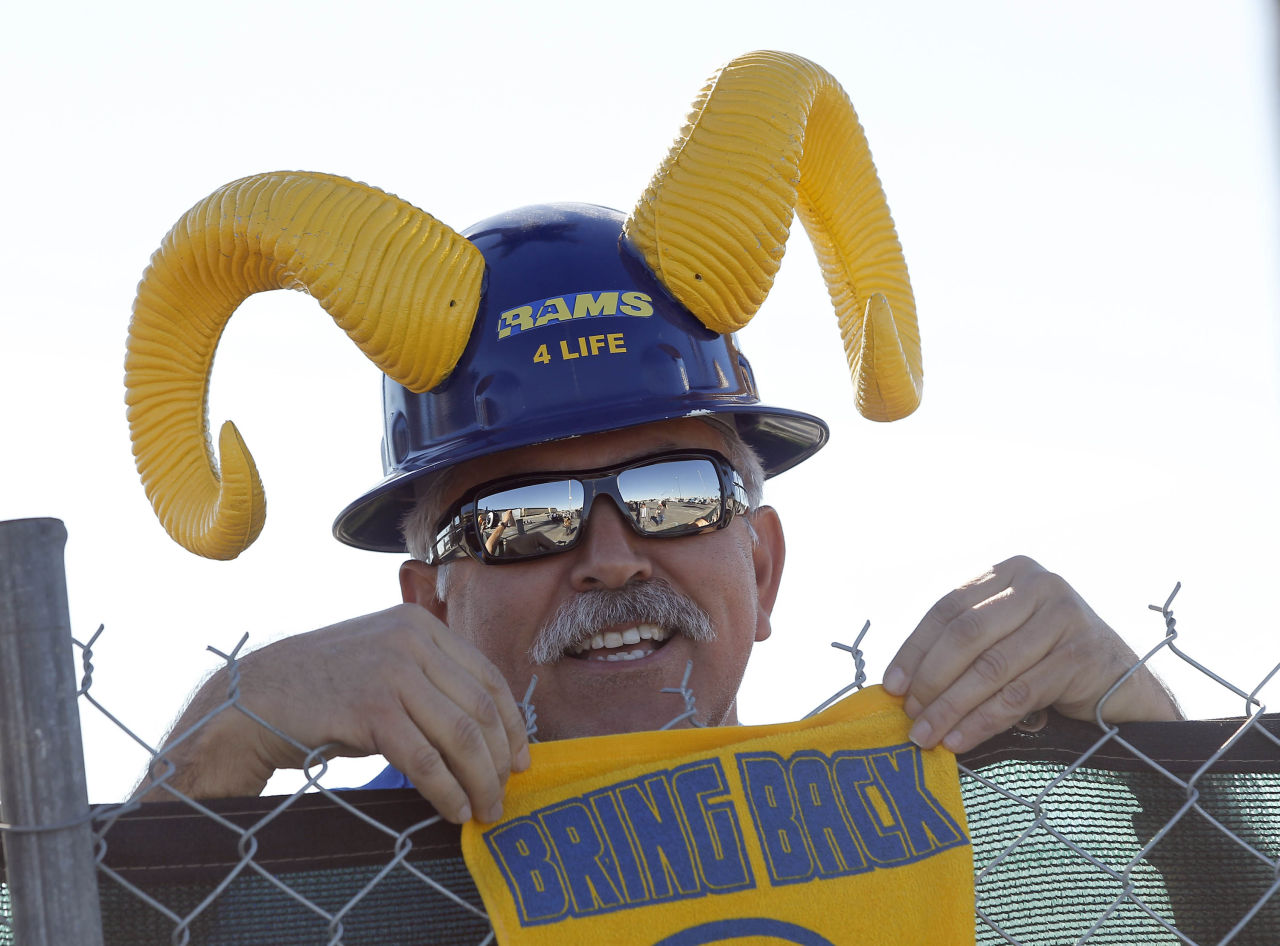 Rams Fan Joe Ramirez Stands Behind A Fence As Officials - Los Angeles Rams Horns , HD Wallpaper & Backgrounds