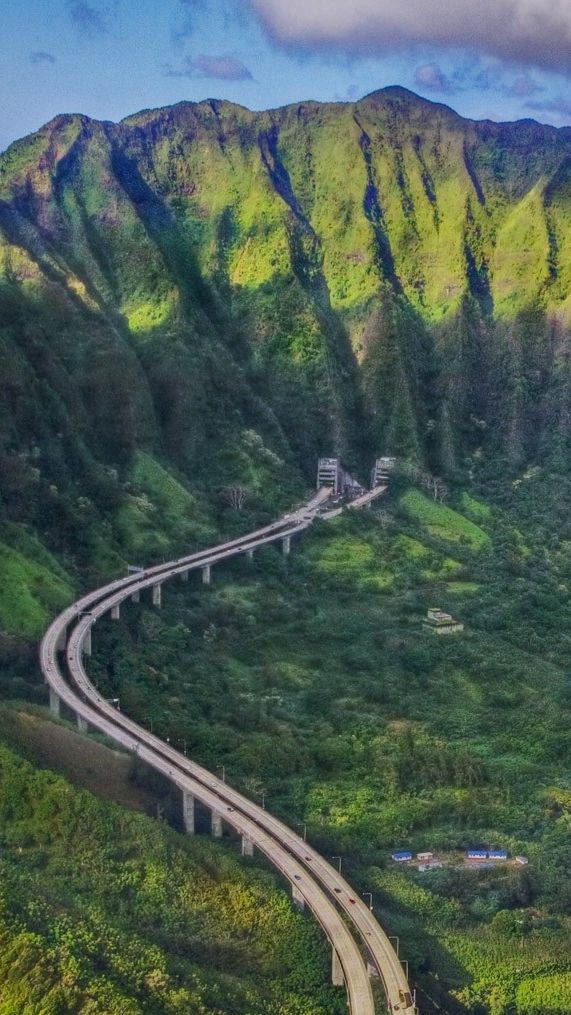 Oahu Hawaii Mountains Iphone Wallpaper - Interstate H 3 On The Island Of Oahu Hawaii , HD Wallpaper & Backgrounds