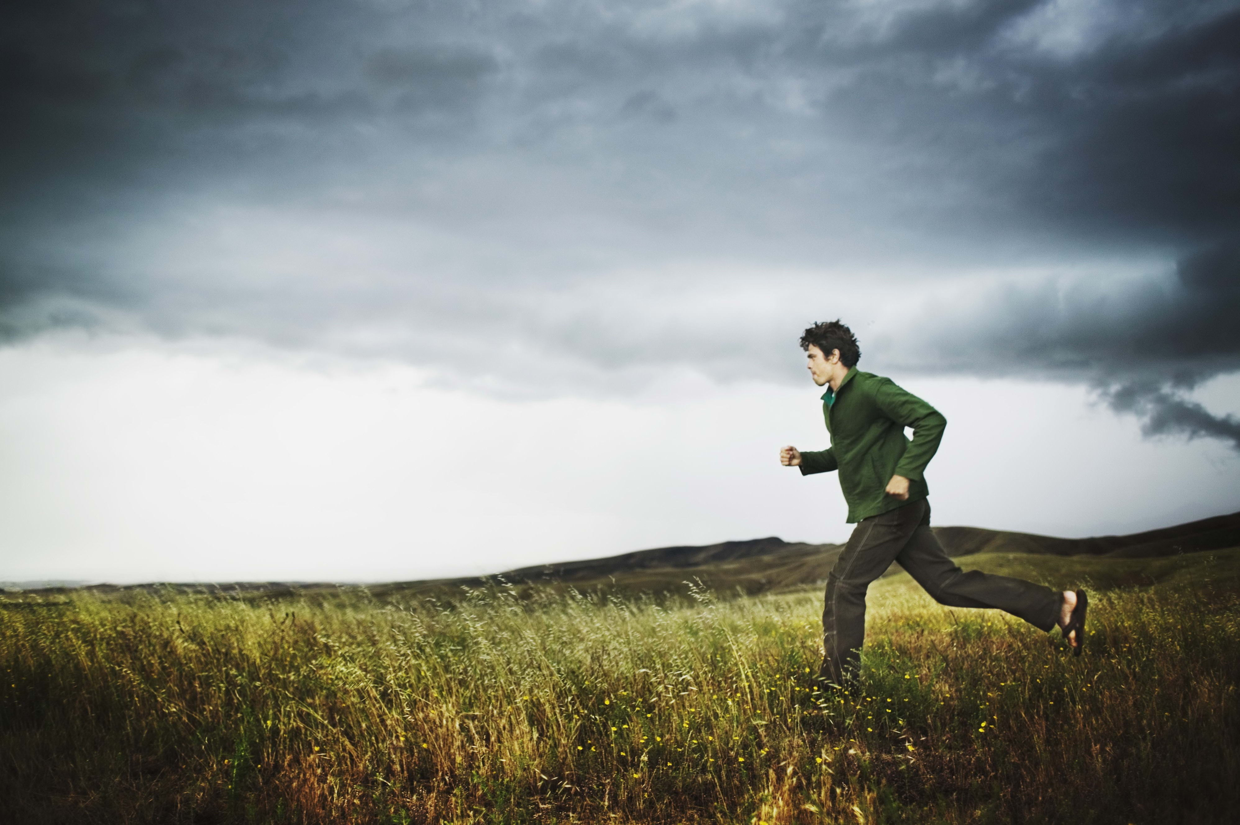 Field, Sports, Running, Storm, Clouds, Man Wallpaper - Пожелание В Исламе , HD Wallpaper & Backgrounds