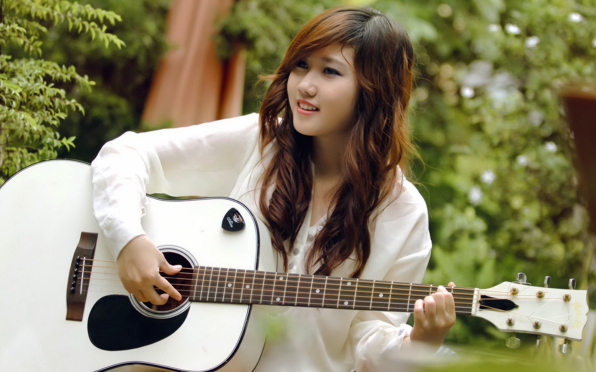 Asian Girls Wallpaper Hd Desktop - Smart Girls With Guitar , HD Wallpaper & Backgrounds