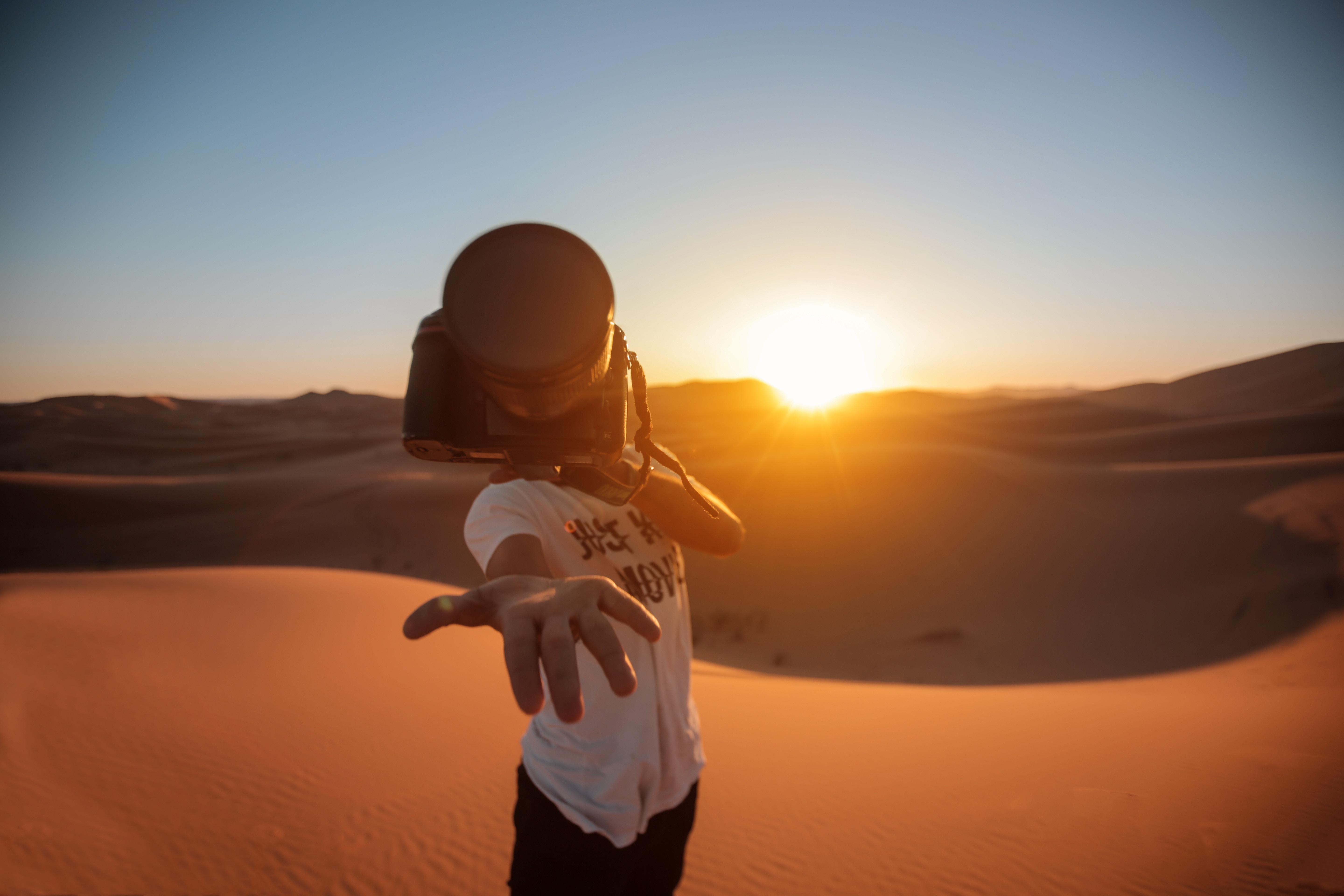 Kamera, Hand, Wüste, Sonnenlicht - Wallpaper , HD Wallpaper & Backgrounds