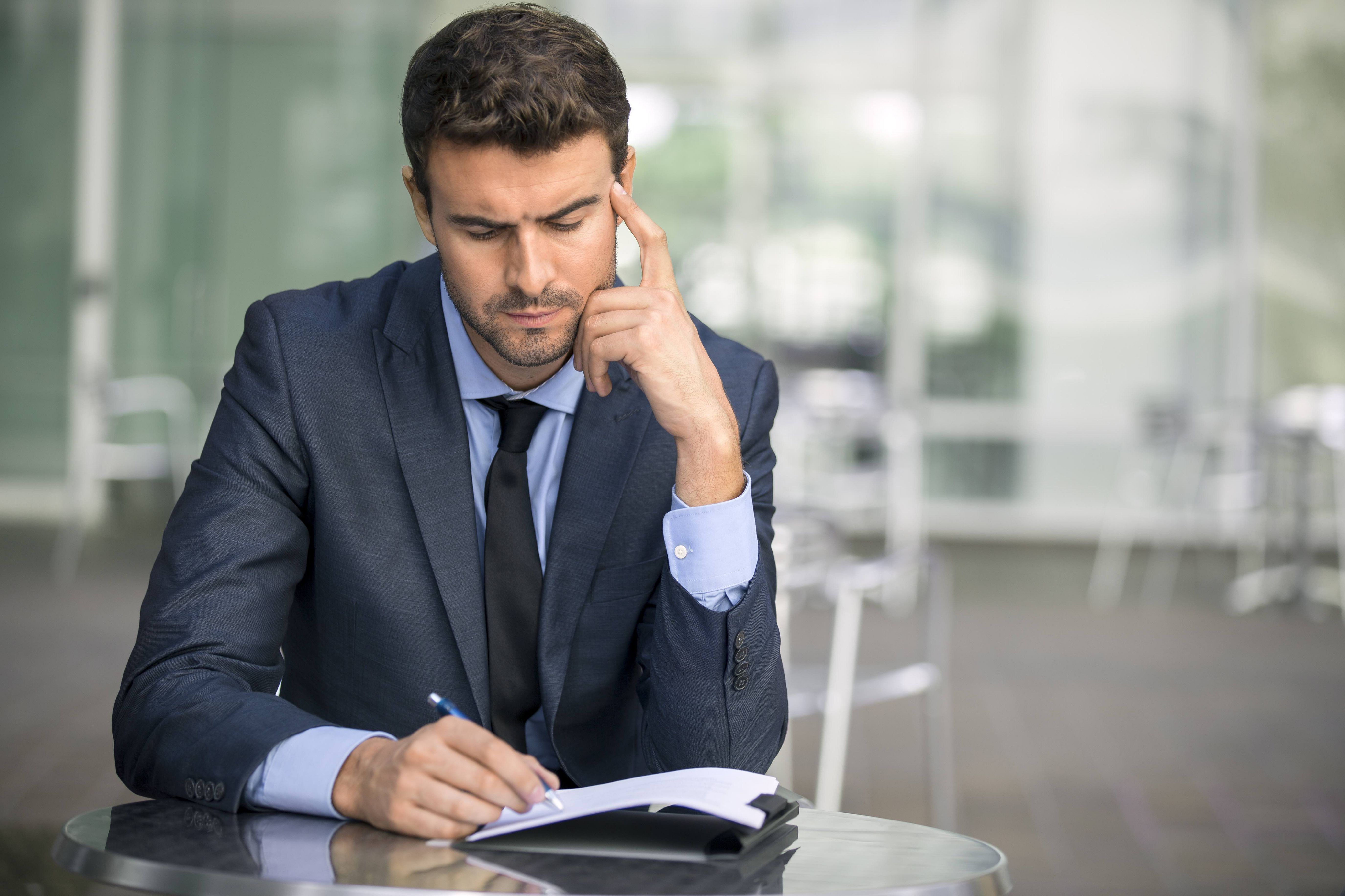 Focused Businessman Thinking And Writing Outside Office - Businessman Thinking , HD Wallpaper & Backgrounds