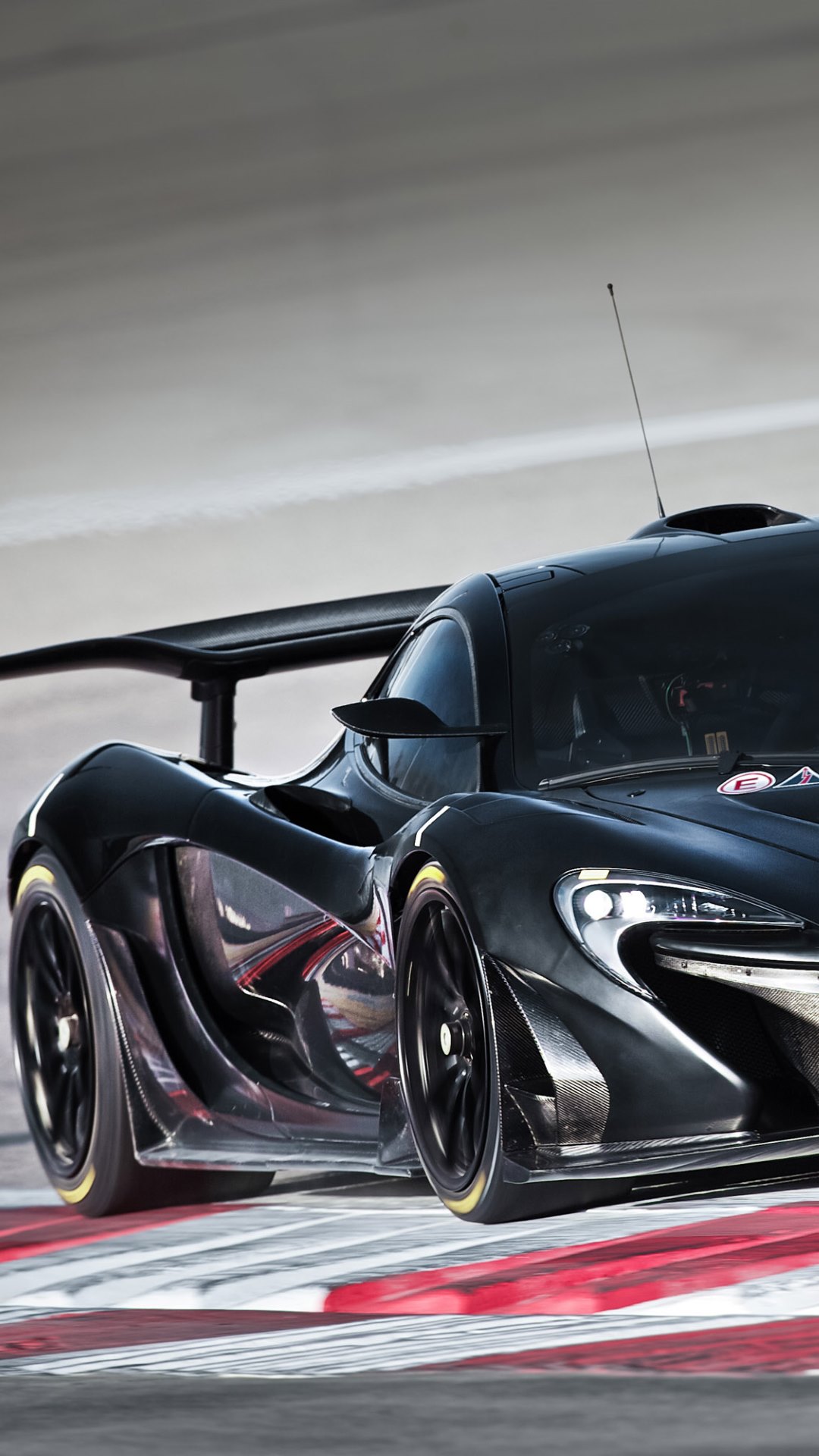 Mclaren P1 Gtr Prototype On Track Hd Wallpapers Â - Mclaren P1 Gtr Preta , HD Wallpaper & Backgrounds