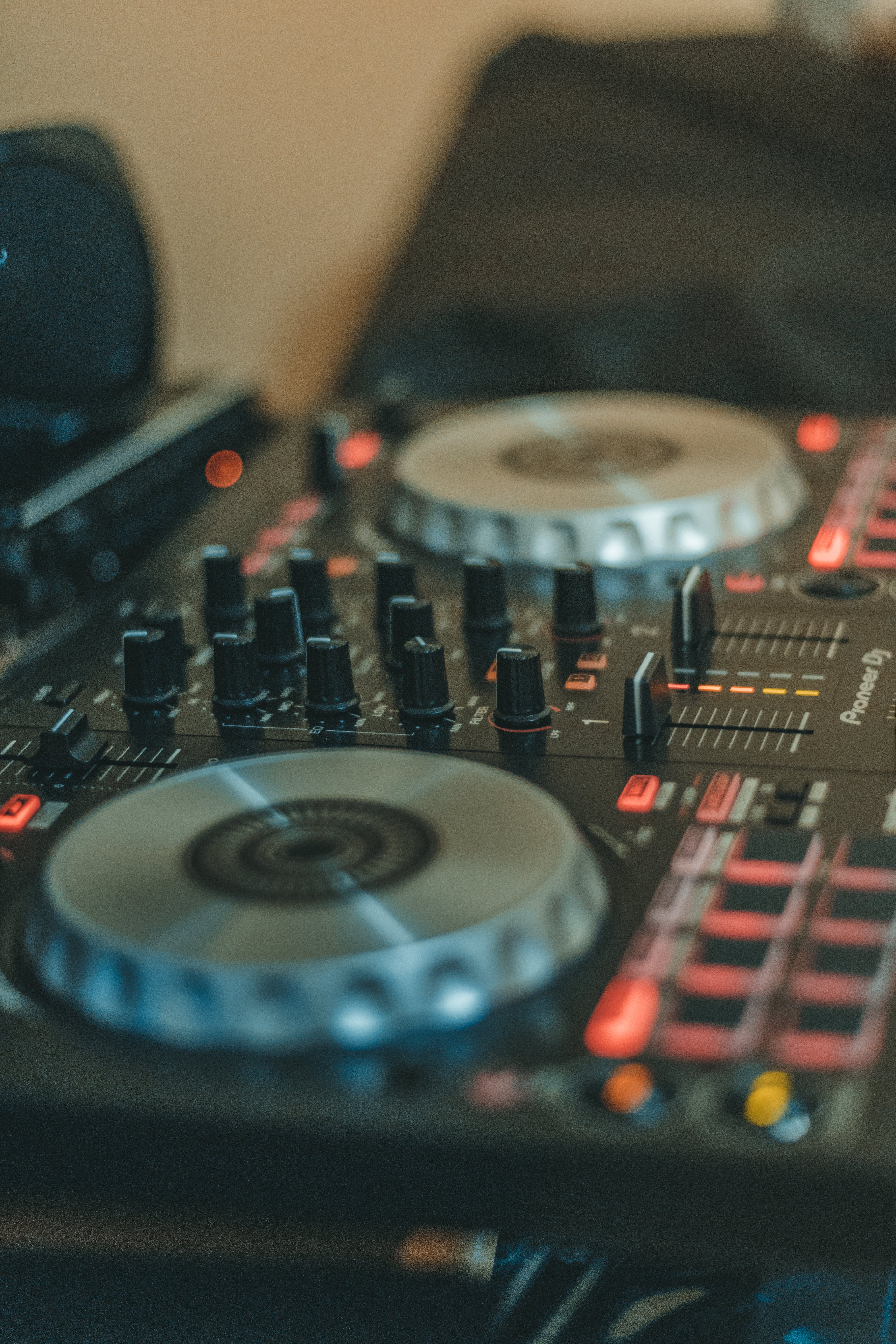 Black Dj Controller - Disc Jockey , HD Wallpaper & Backgrounds