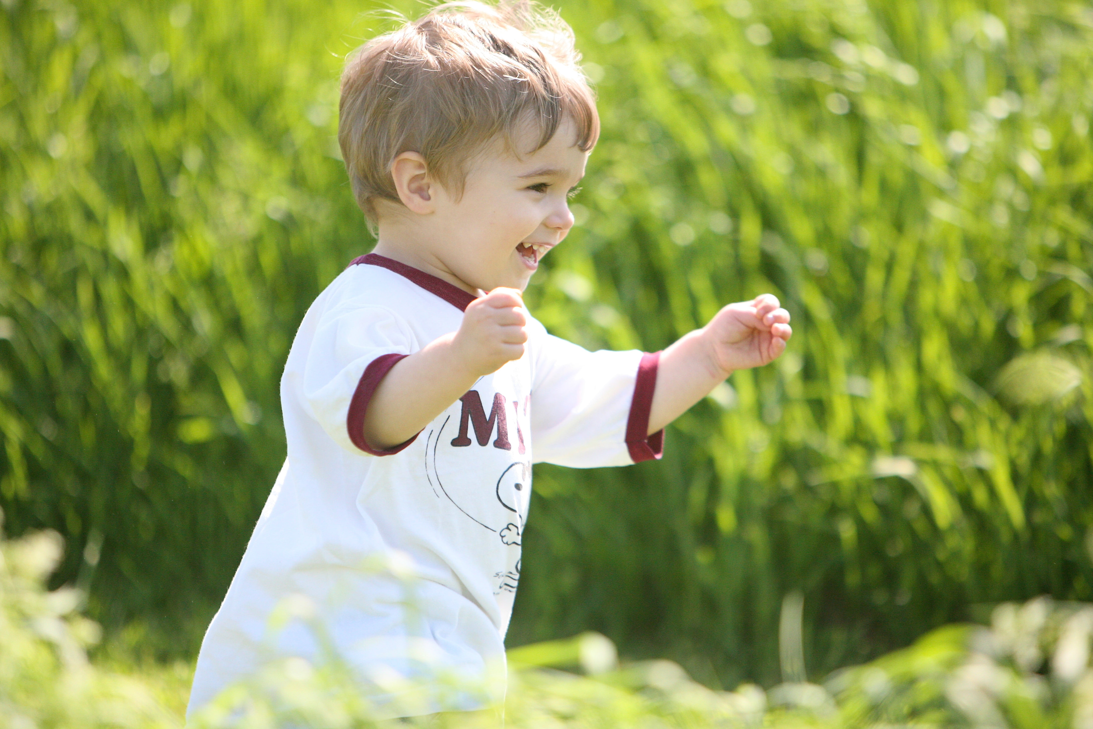 Boy Wearing White And Brown Crew Neck T-shirt Running - Toddler Running , HD Wallpaper & Backgrounds