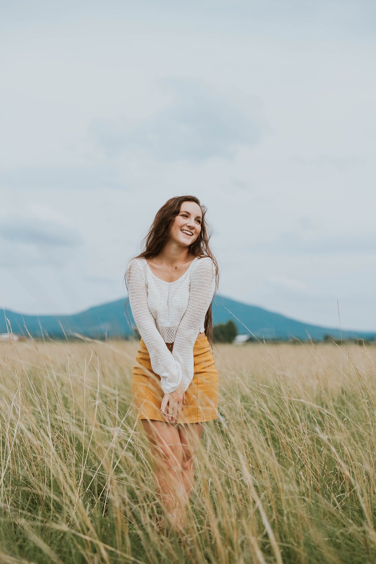 Girl In A Grass Alone But Happy Wallpaper In 1280p - Happy Smile Alone Girl , HD Wallpaper & Backgrounds