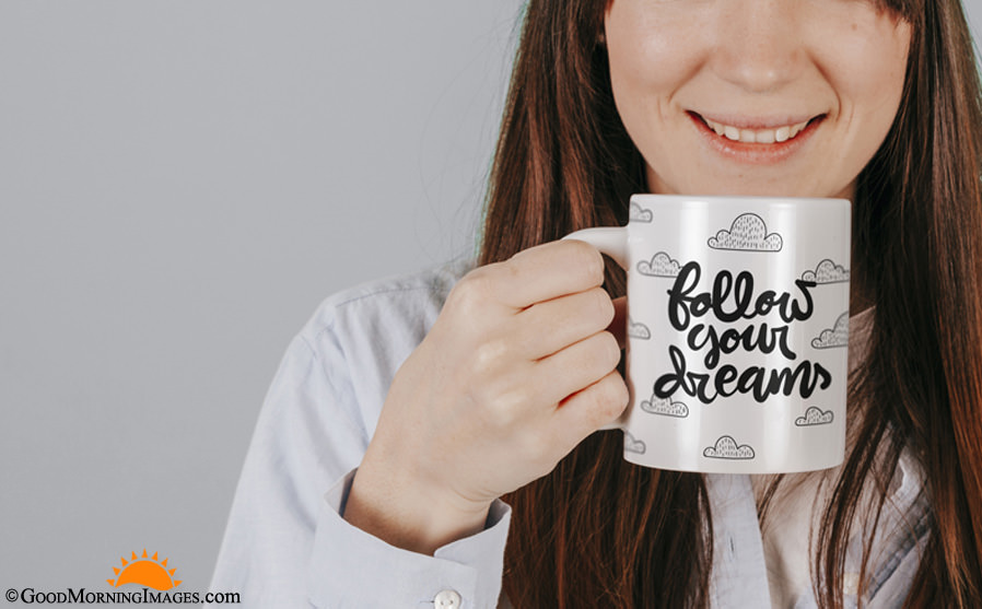 Follow Your Dreams Coffee Mug Quote Hd Wallpaper - Agarrando La Taza , HD Wallpaper & Backgrounds