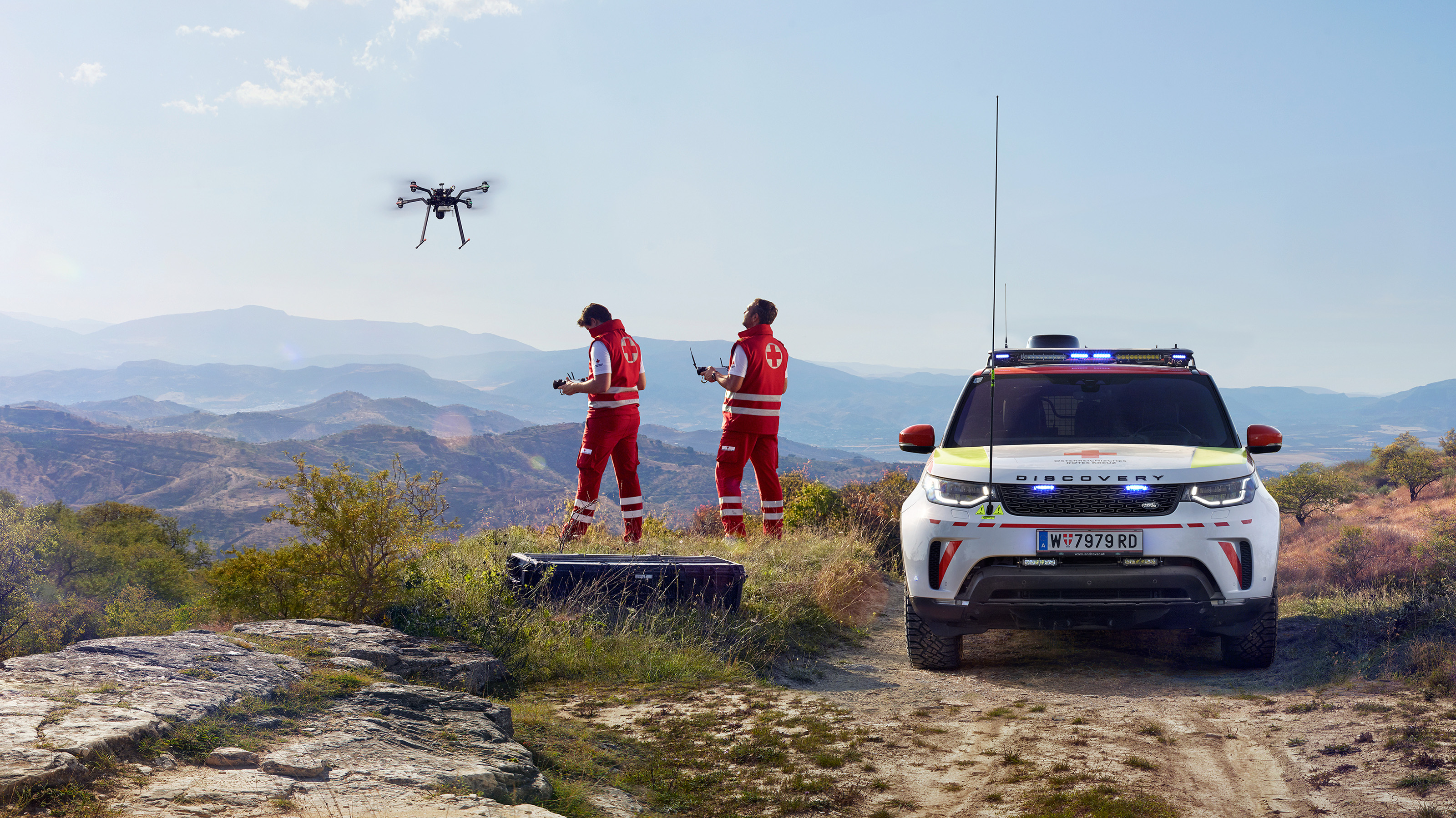 Land Rover Discovery Red Cross Emergency Response Vehicle - Land Rover Discovery Drone , HD Wallpaper & Backgrounds