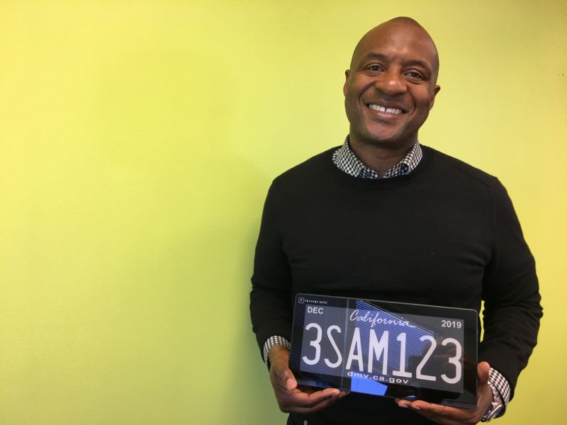 A Smiling Man Holds A Digital License Plate - Digital License Plate Arizona , HD Wallpaper & Backgrounds