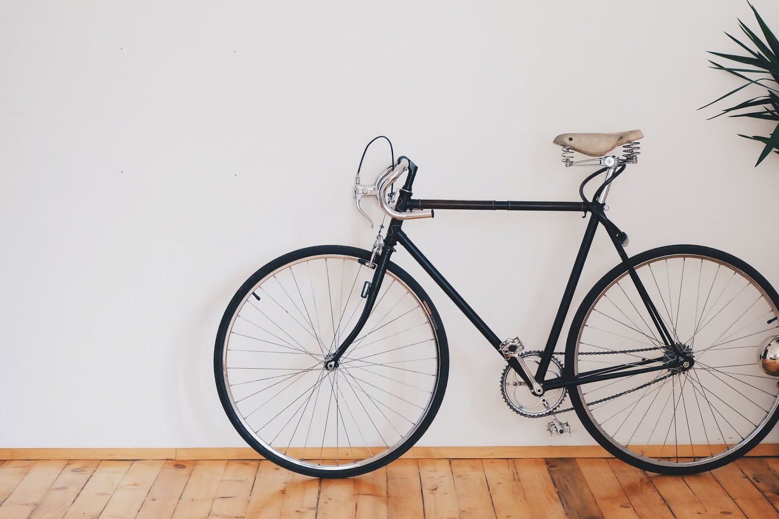 Black Fixed-gear Bike Beside Wall - Cycling Photography High Definition , HD Wallpaper & Backgrounds