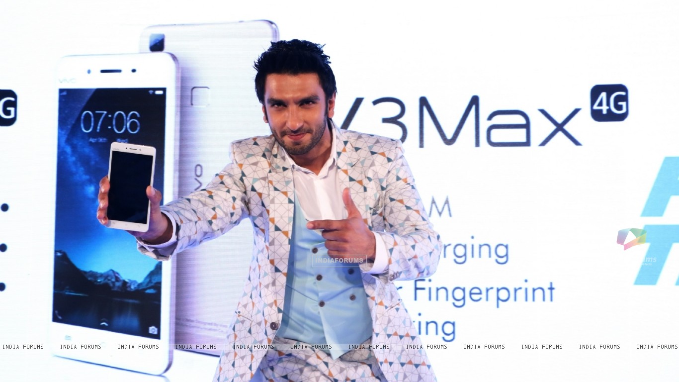 Vivo Brand Ambassador Ranveer Singh At Launch Of V3 - Iphone , HD Wallpaper & Backgrounds