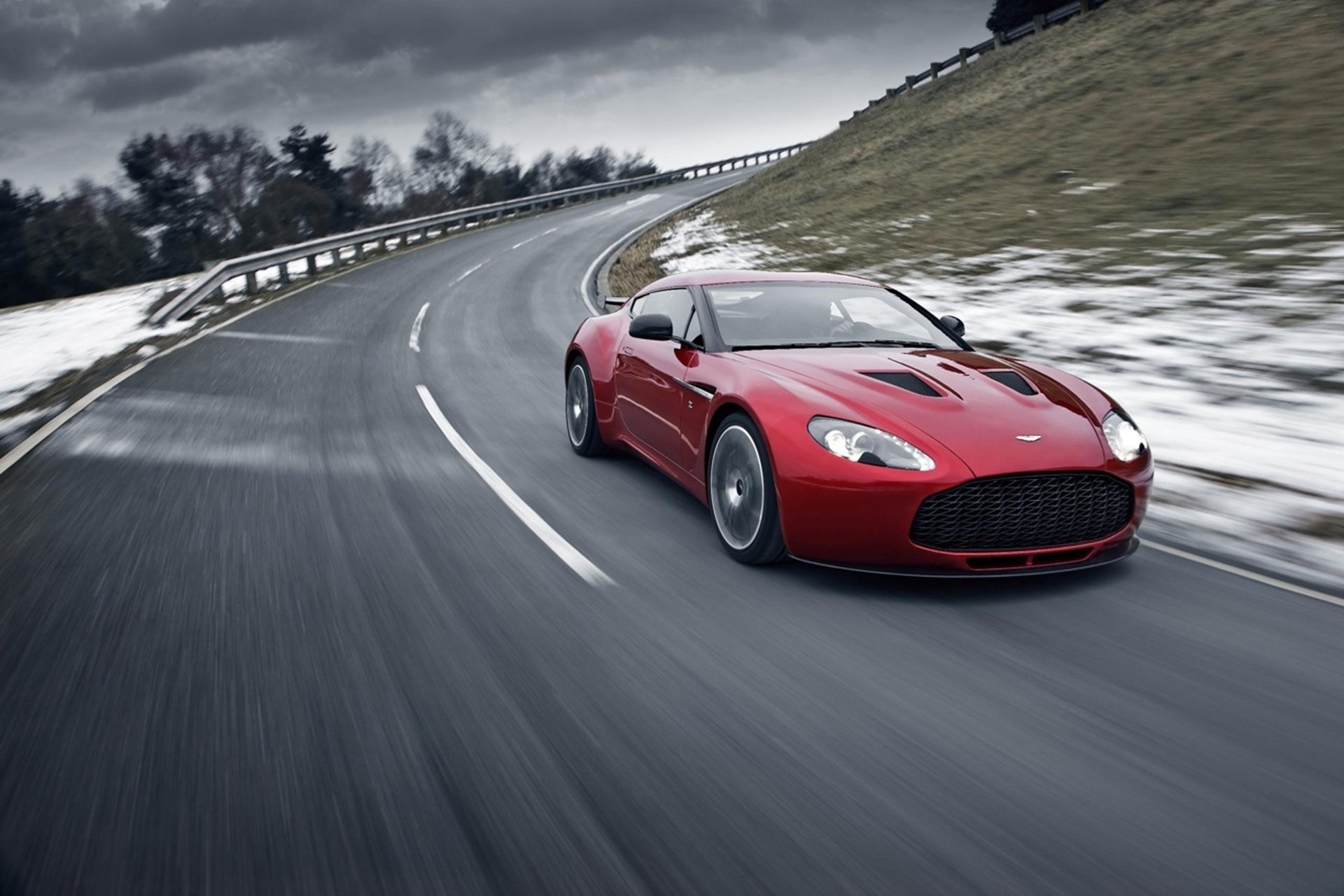 Stunning Aston Martin Line Up Confirmed For Salon Priv - Aston Martin V8 Vantage Bodykit , HD Wallpaper & Backgrounds