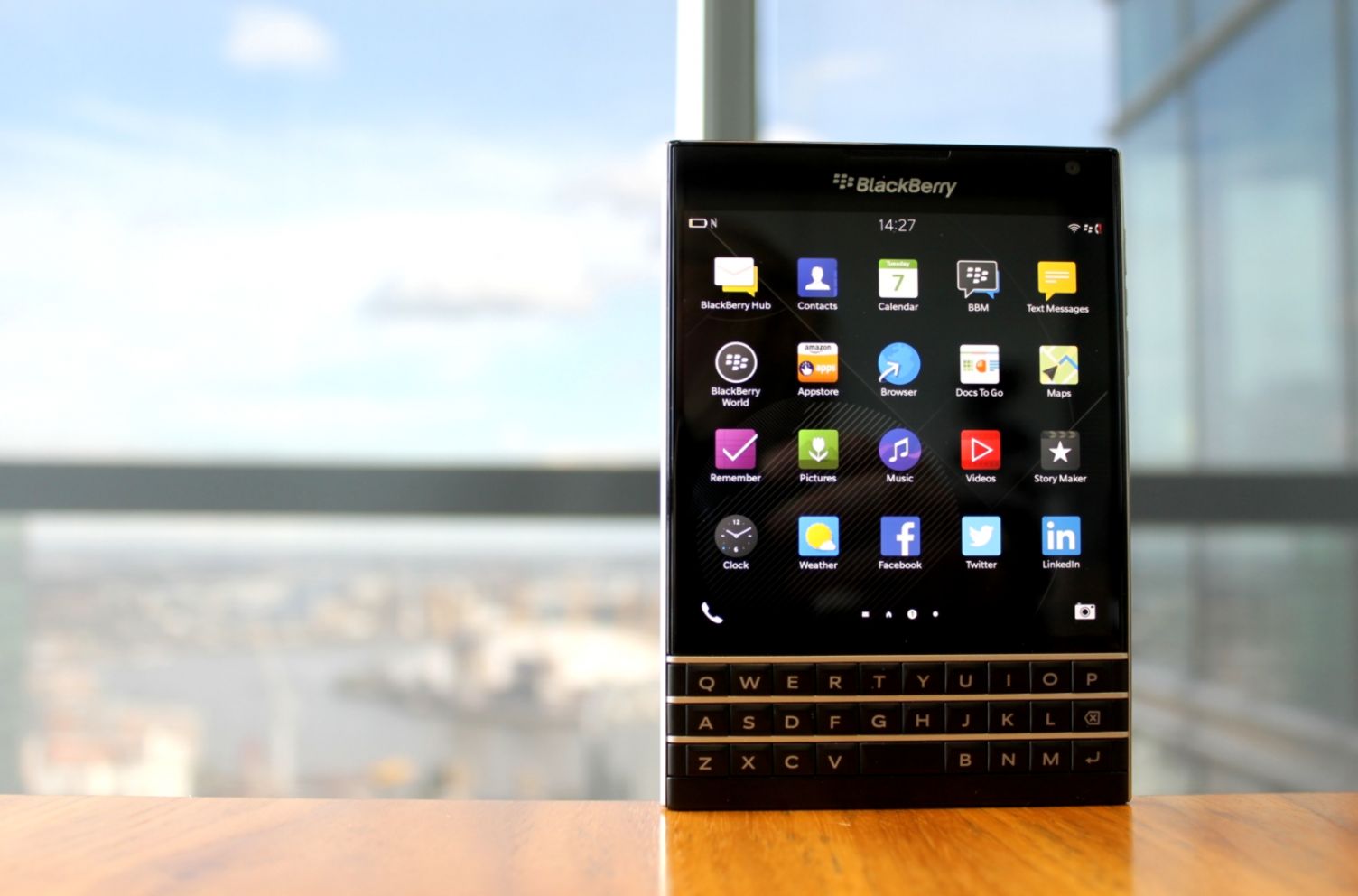 Blackberry Passport Review Brave Design Is Blackberrys - Blackberry Passport Vs Classic , HD Wallpaper & Backgrounds