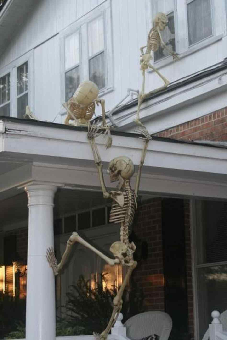 To Greet Your How Step Up Stair Risers With Wallpaper - Funny Skeleton Halloween Decoration Ideas , HD Wallpaper & Backgrounds