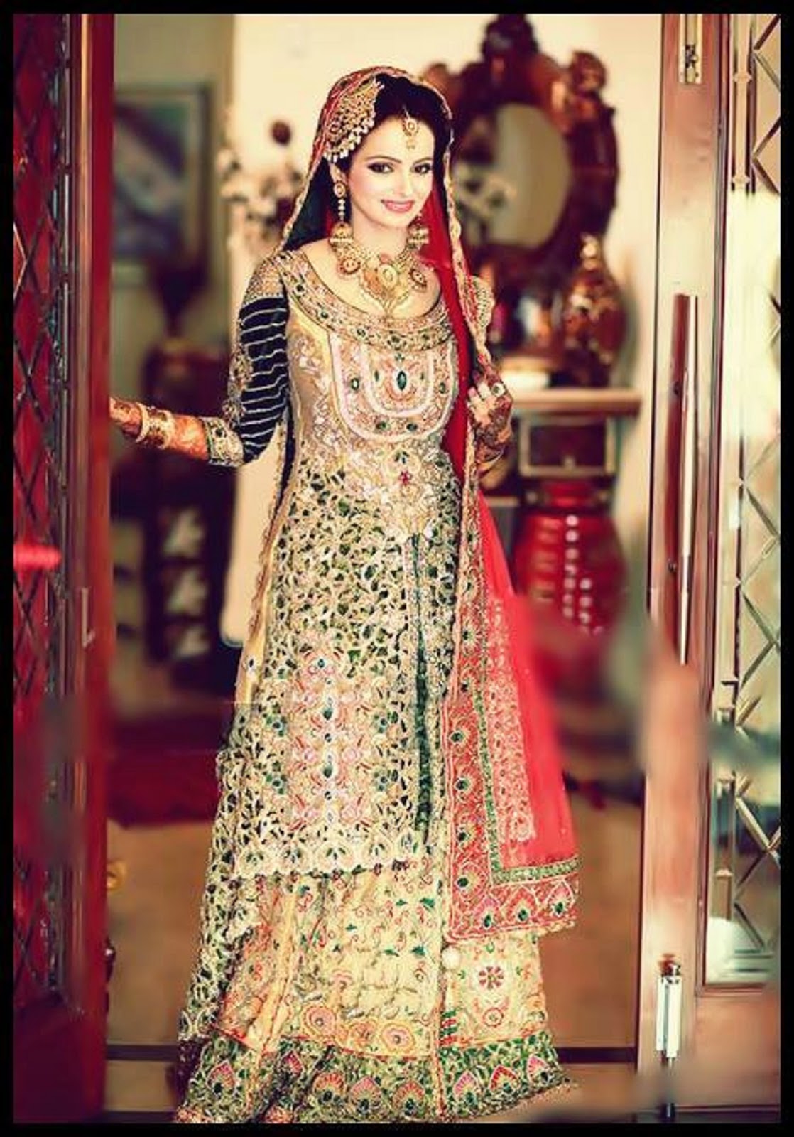 Dulhan Lehenga Wallpaper - Pakistani Bridal Dress Walima , HD Wallpaper & Backgrounds