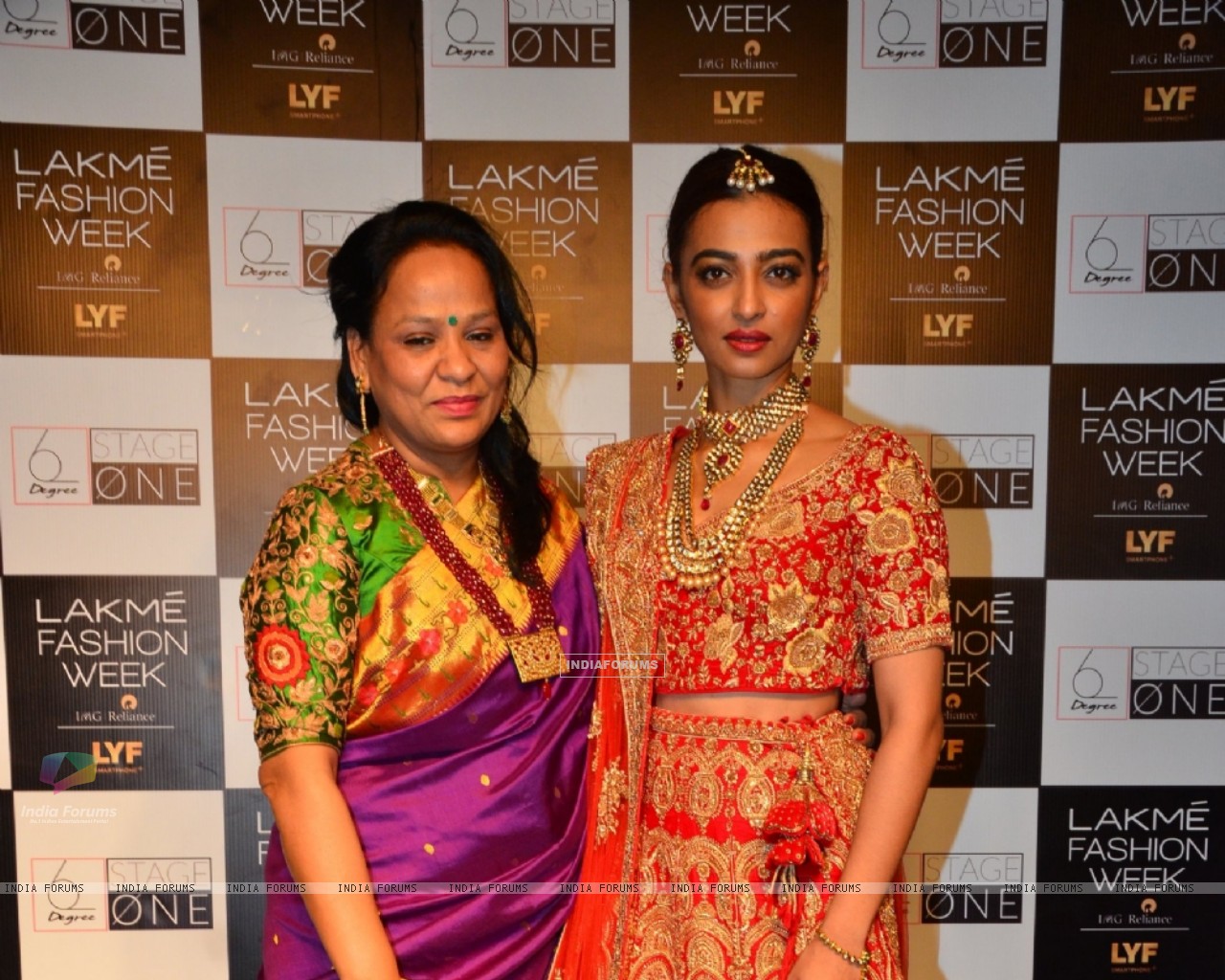 Radhika Apte In Lehenga At Lakme Fashion Show 2016 - Chelsea Rendon , HD Wallpaper & Backgrounds