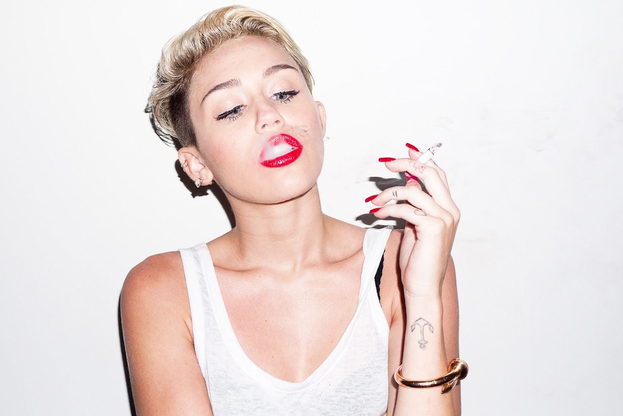 Miley Cyrus Smoking Photo - Miley Cyrus , HD Wallpaper & Backgrounds