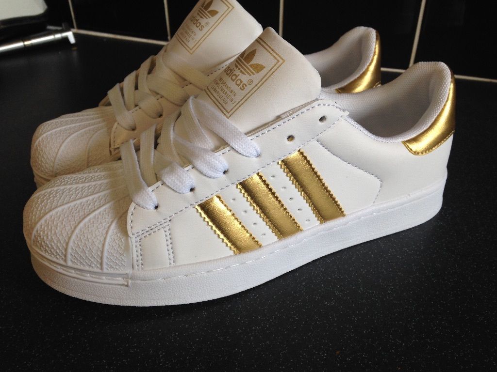 Adidas With Gold Stripes - Fake Adidas Superstar Gold , HD Wallpaper & Backgrounds