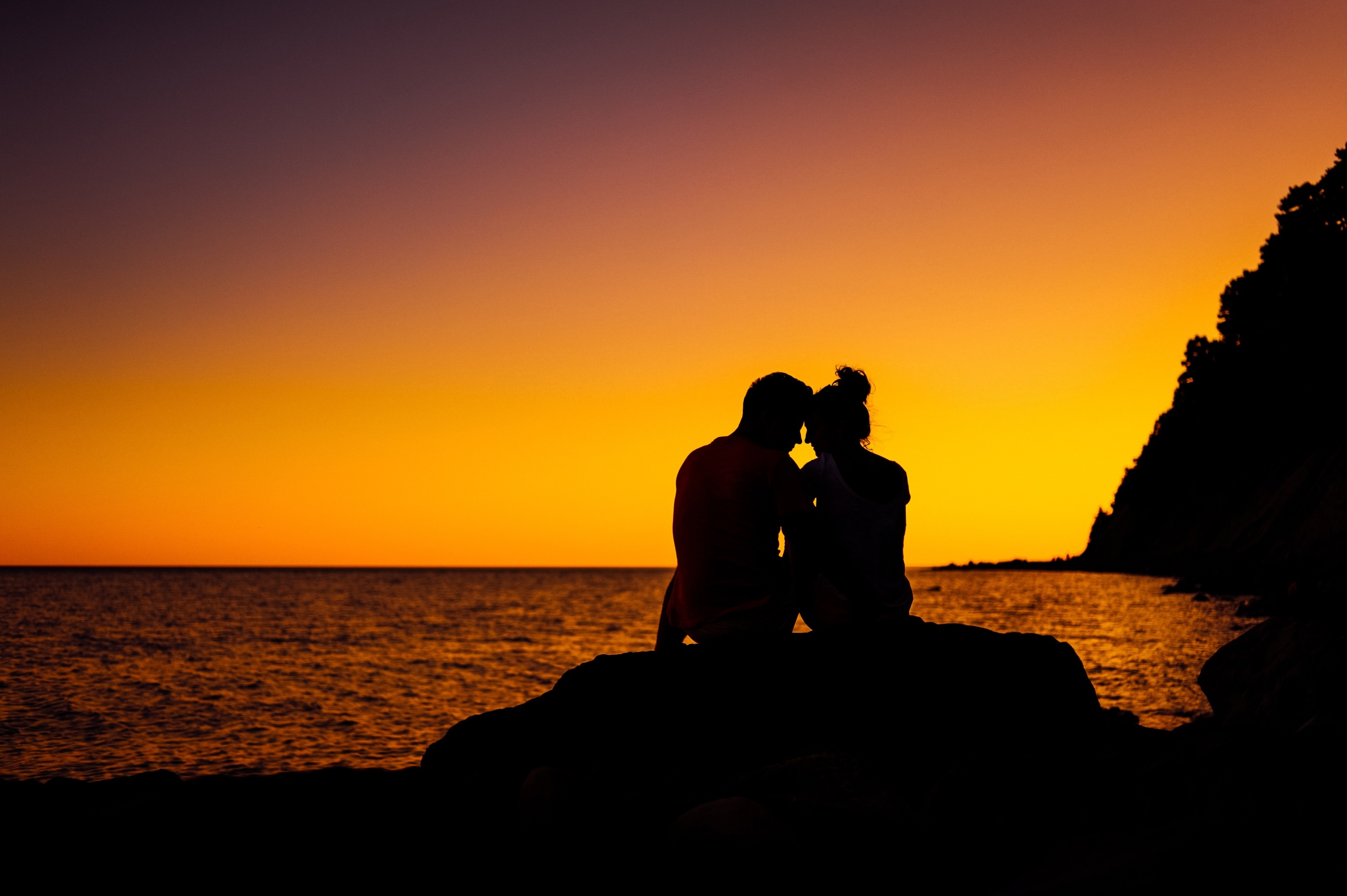 Beautiful Couple Pose In Sunset Hd Desktop Wallpaper - Couple In Sunset Hd , HD Wallpaper & Backgrounds