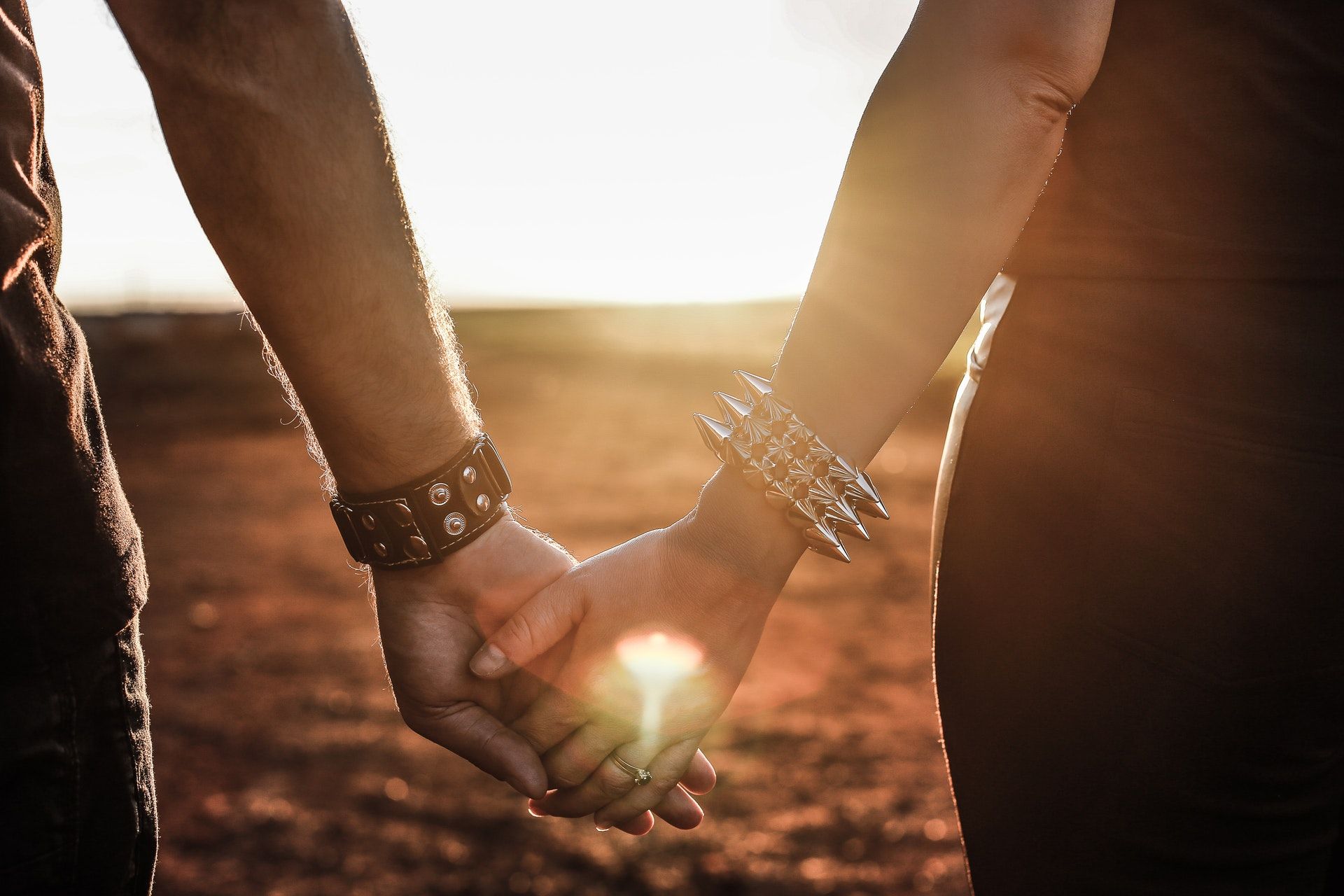 Romantic Couple Holding Hands In Garden Wallpaper Romantic - Lovers Images Hd Download , HD Wallpaper & Backgrounds