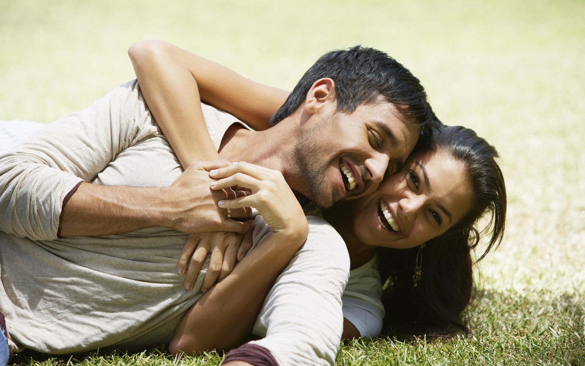 Happy Couple On Grass 4k Hd Wallpaper - Ser Compatible Con Tu Pareja , HD Wallpaper & Backgrounds