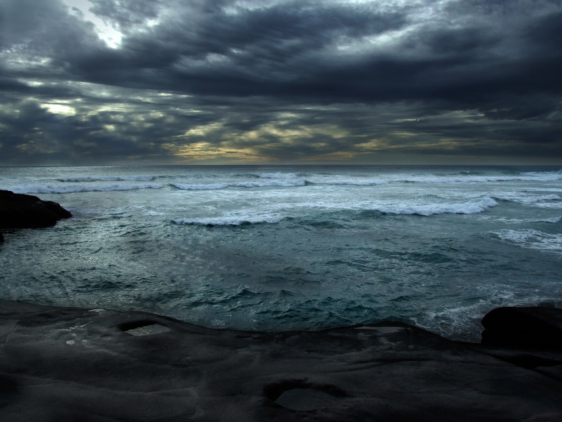 Dark Ocean Water Wallpaper - Cold Ocean At Night , HD Wallpaper & Backgrounds