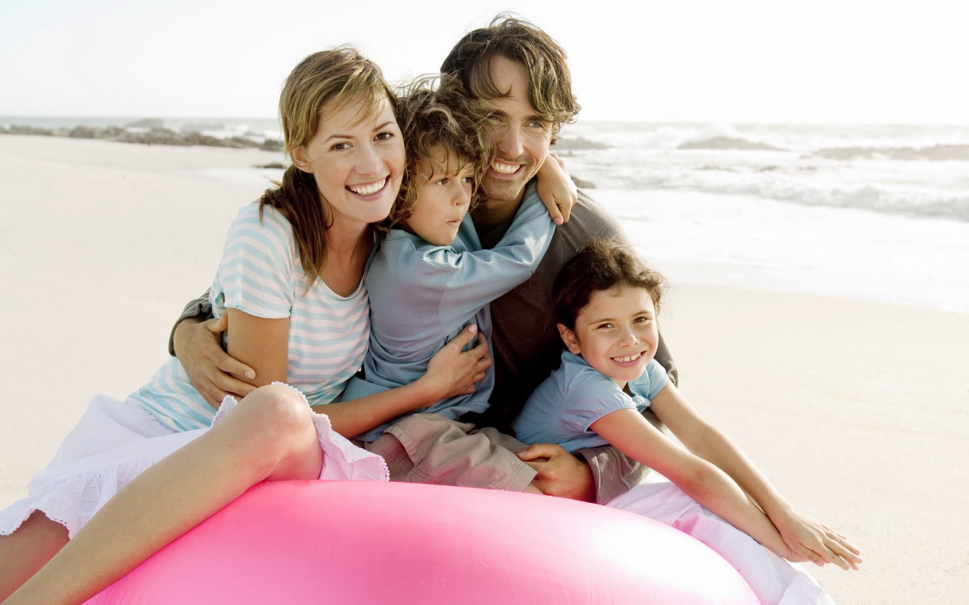 Happy Family On The Beach Wallpapers And Images - Счастливая Семья На Пляже , HD Wallpaper & Backgrounds