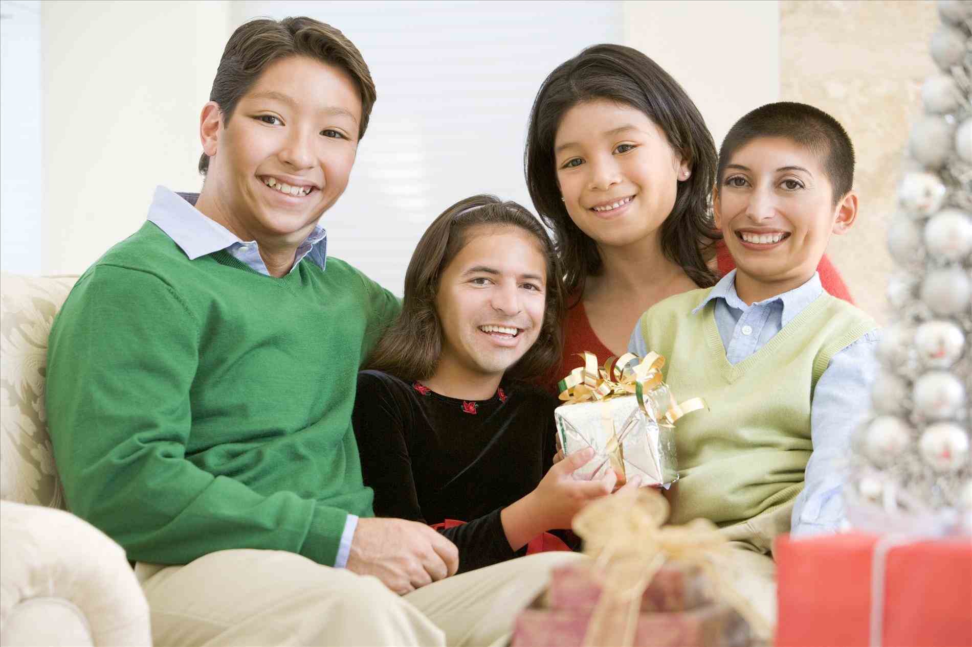 Photos Pertaminicorhpertaminico Ways Watching Tv Can - Latin Family Christmas , HD Wallpaper & Backgrounds