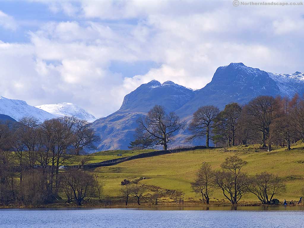 The Langdales From Loughrigg Tarn - Lake District Loughrigg Phone , HD Wallpaper & Backgrounds