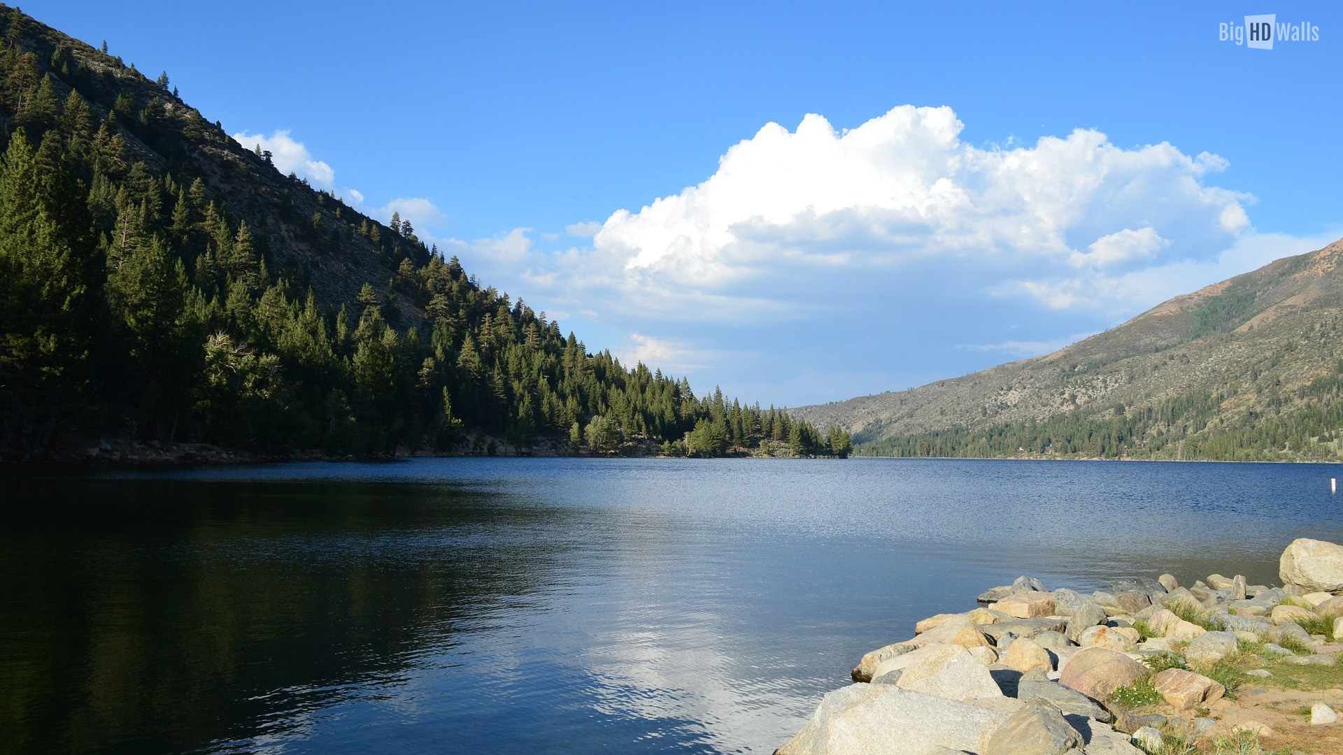 Beautiful Mountain Lake Hd Wallpaper - Lake Surrounded By Mountains , HD Wallpaper & Backgrounds